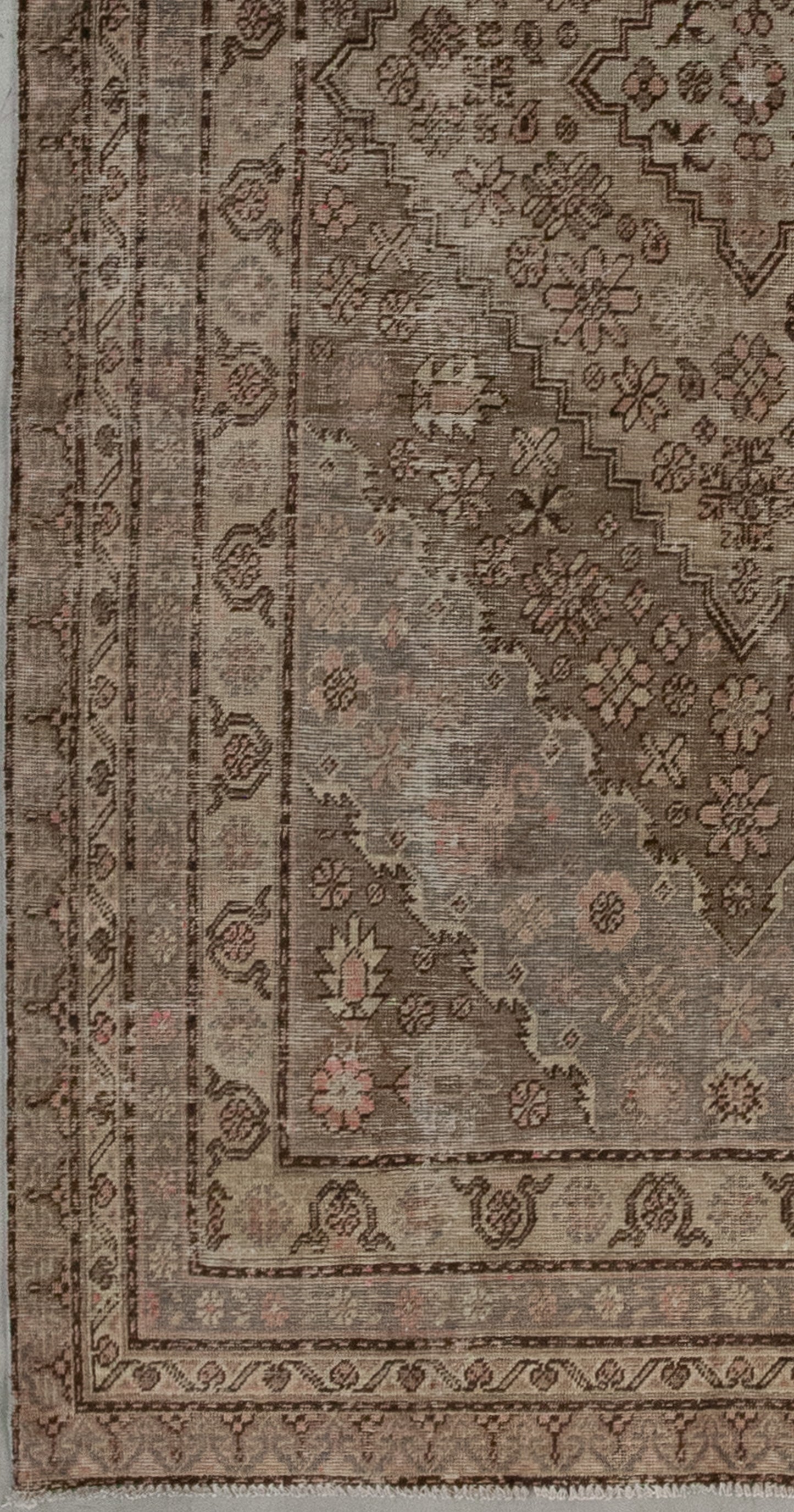 From the bottom left corner towards the contour, there are several borders with different sizes and patterns, this is very representative from the classic style.