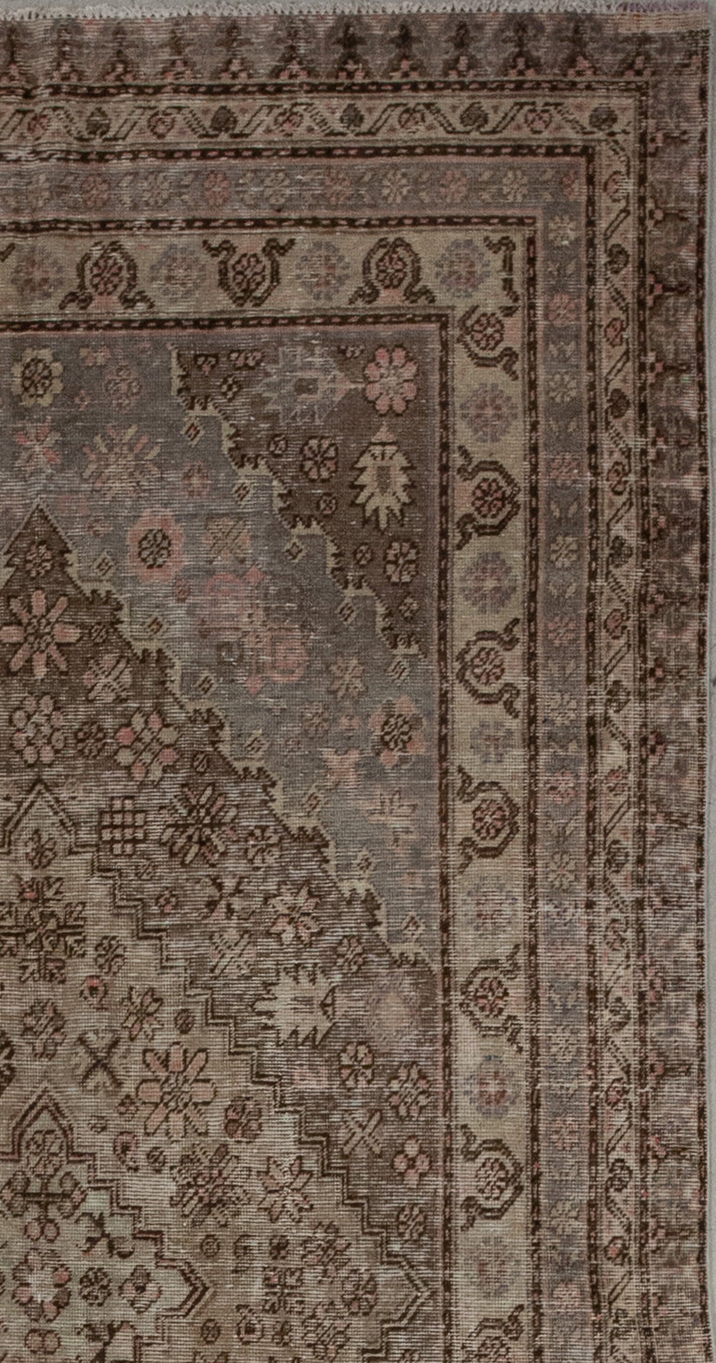From the bottom left corner towards the contour, there are several borders with different sizes and patterns, this is very representative from the classic style.
