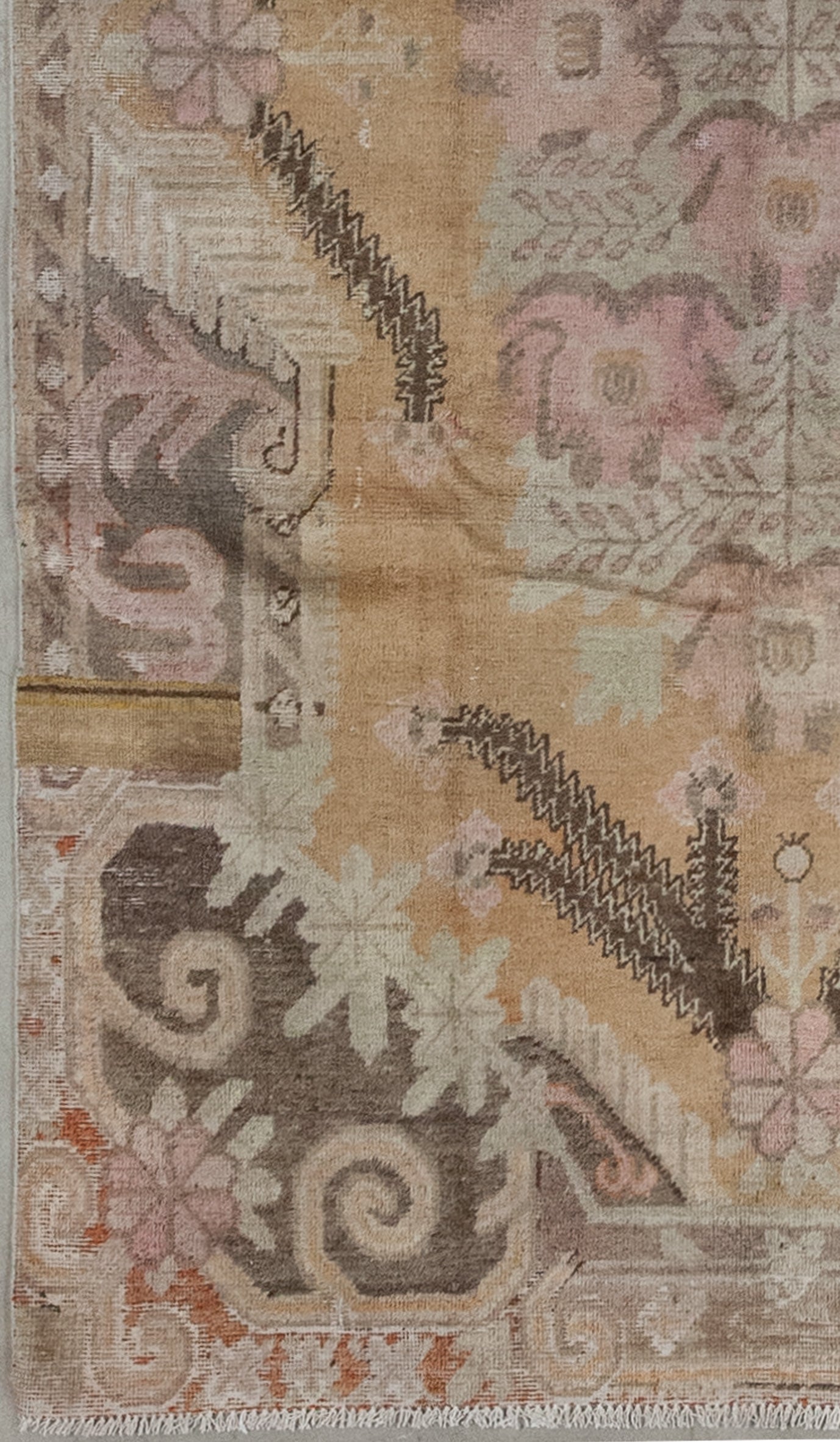 From the lower corner to the entire perimeter, there are ornaments, flower heads, and leaves arranged symmetrically.