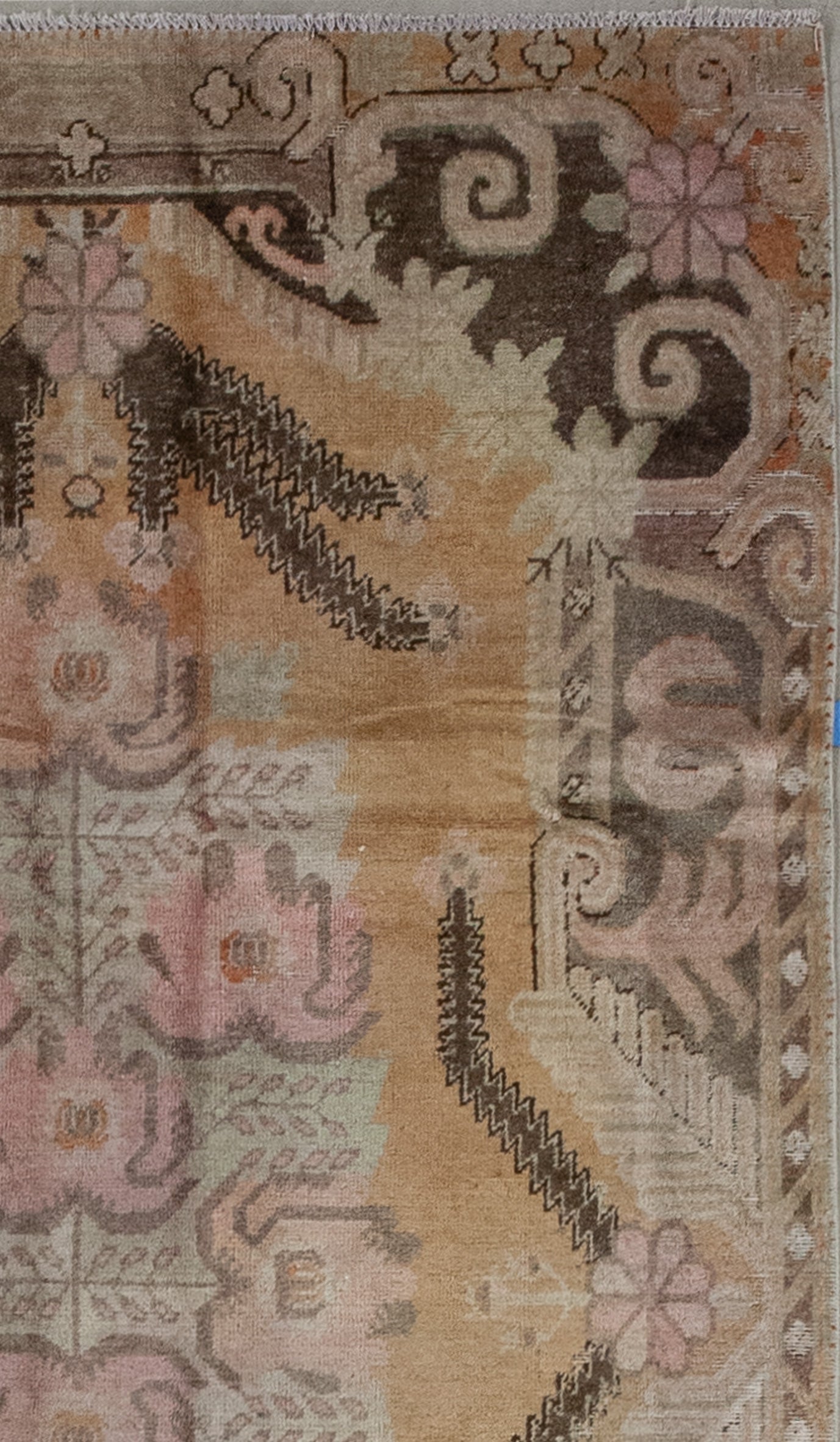 From the lower corner to the entire perimeter, there are ornaments, flower heads, and leaves arranged symmetrically.