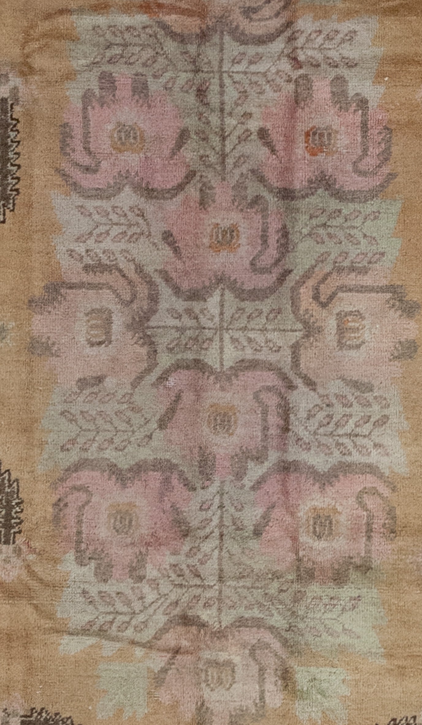 The close-up of the carpet displays the thin branches with their leaves connecting the lilies among them.