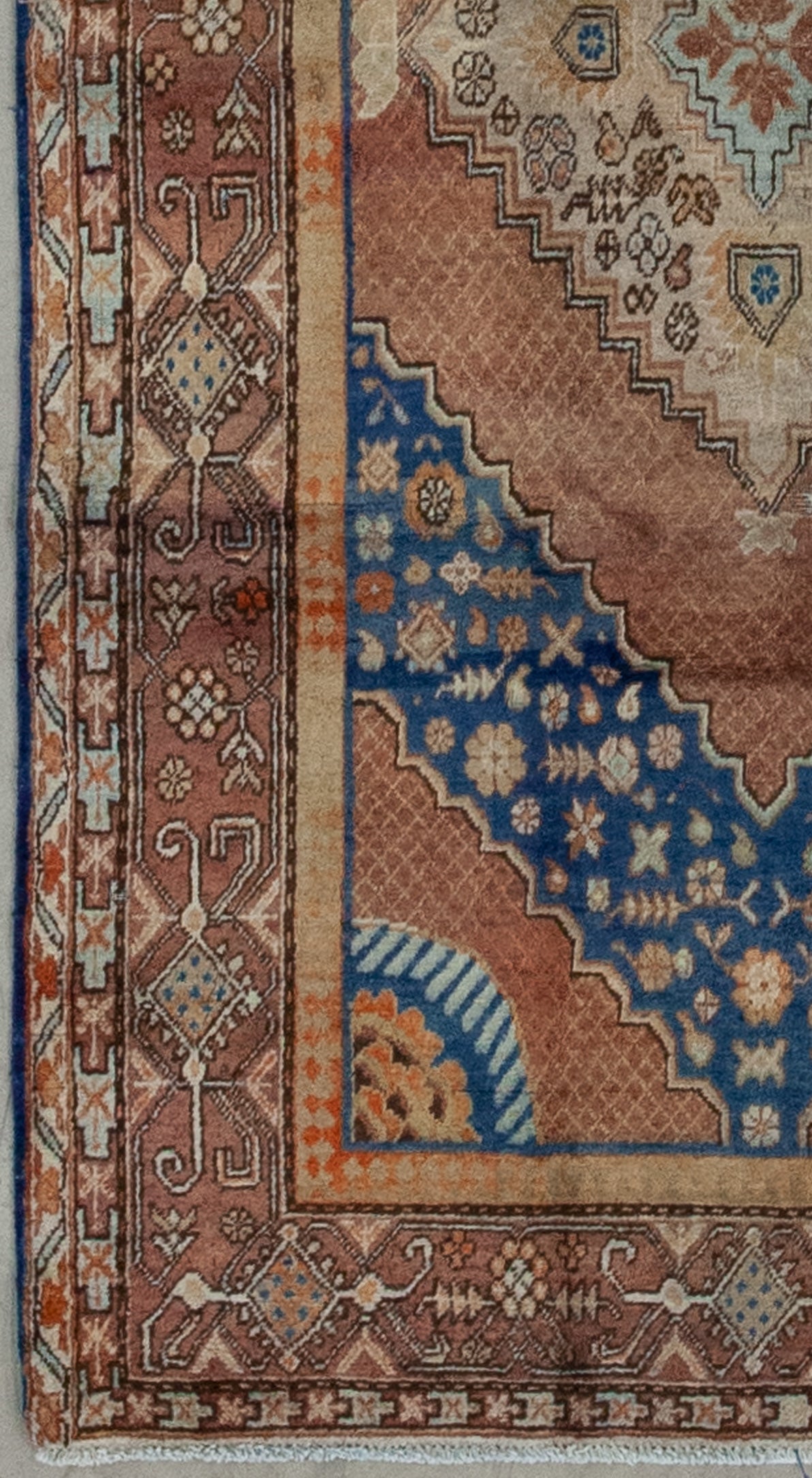 From the bottom left corner to the entire perimeter, there are multiple thin borders which hold a thick frame that renders small head flowers and thin branches interlacing them.