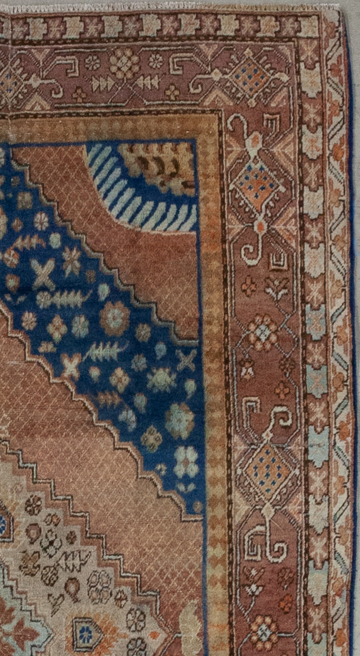 From the bottom left corner to the entire perimeter, there are multiple thin borders which hold a thick frame that renders small head flowers and thin branches interlacing them.