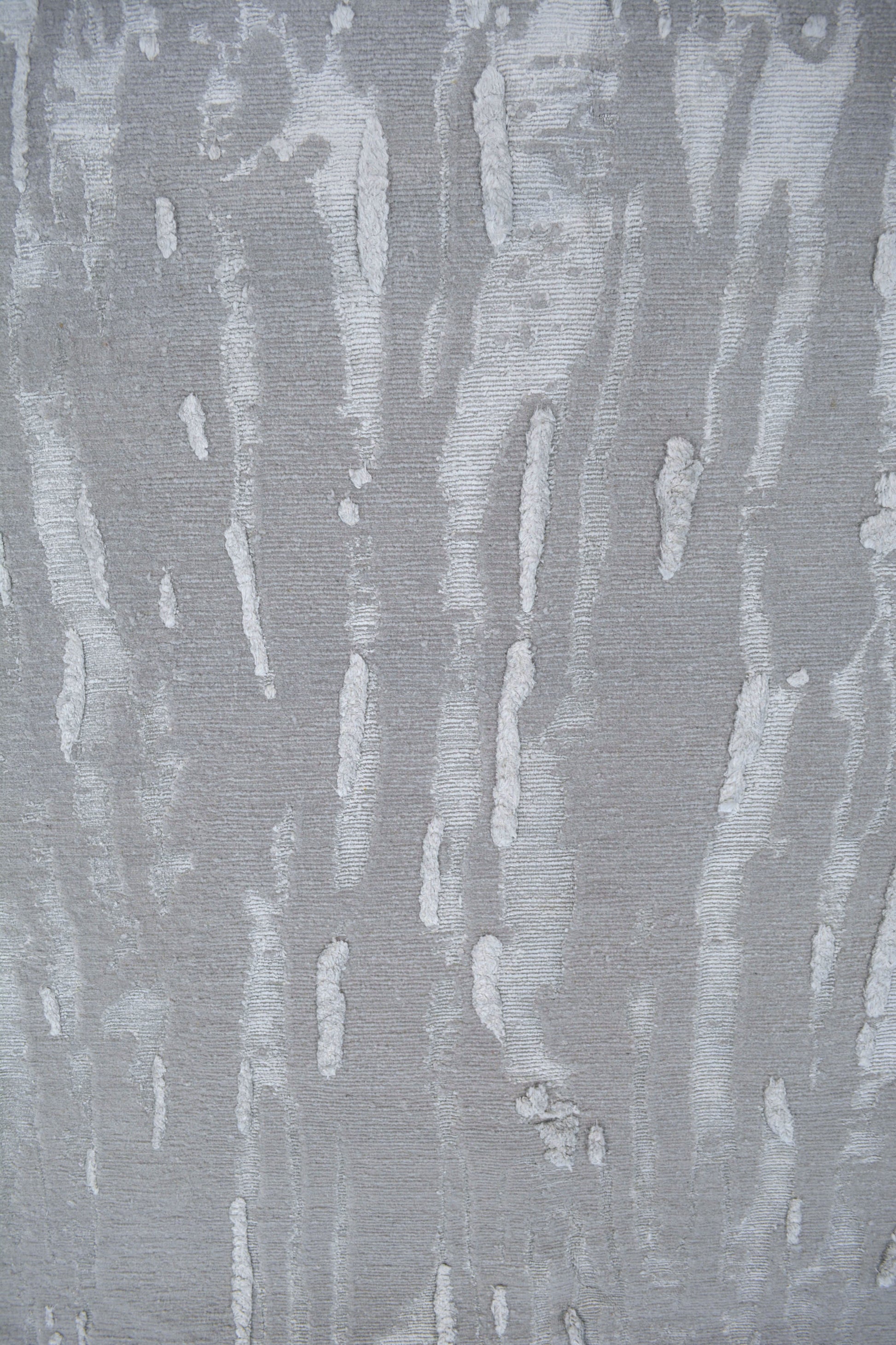 The center's close-up renders white drops going down.