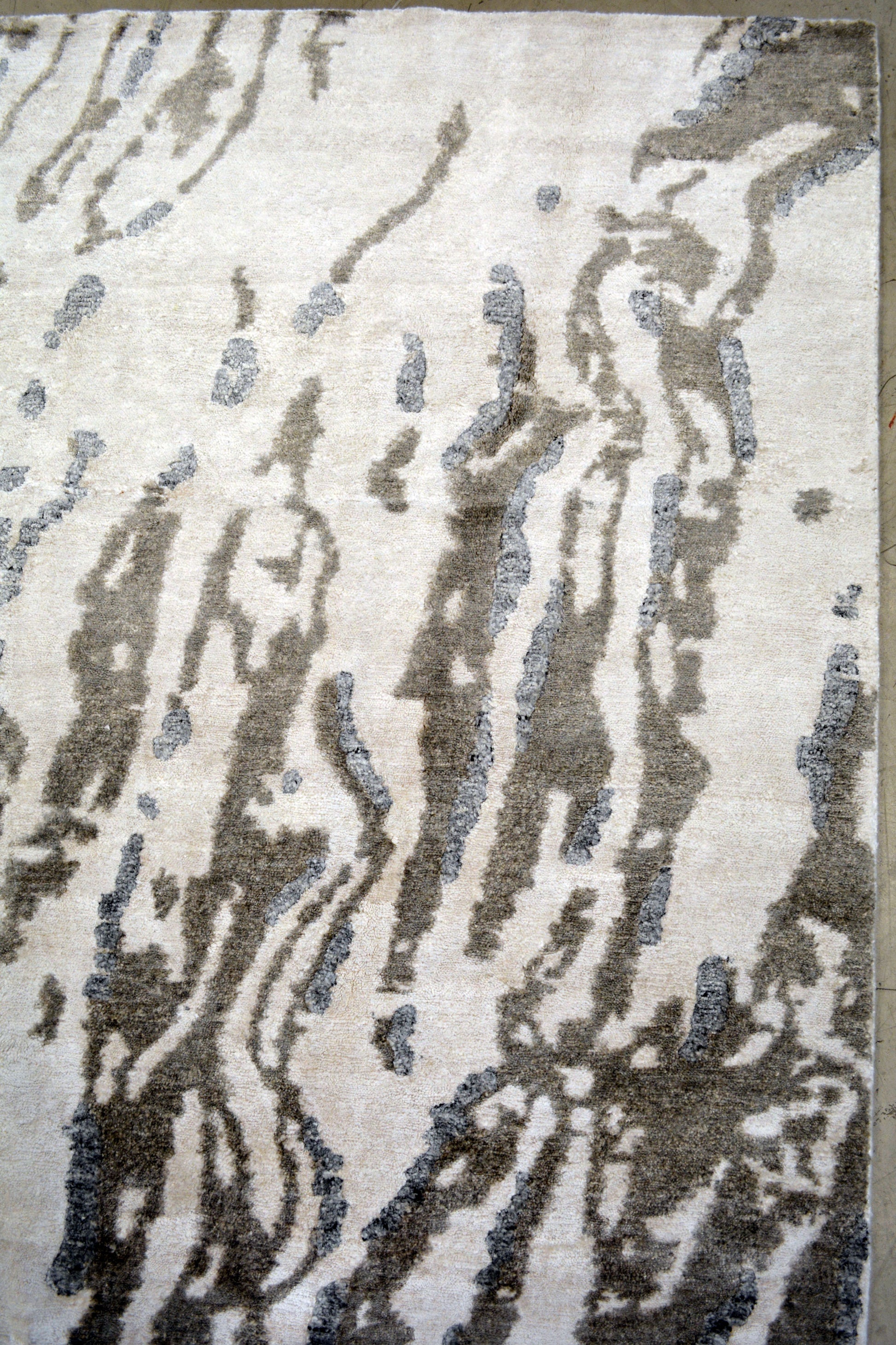 On the top right corner there is the water fall pattern with some texturized highlights.