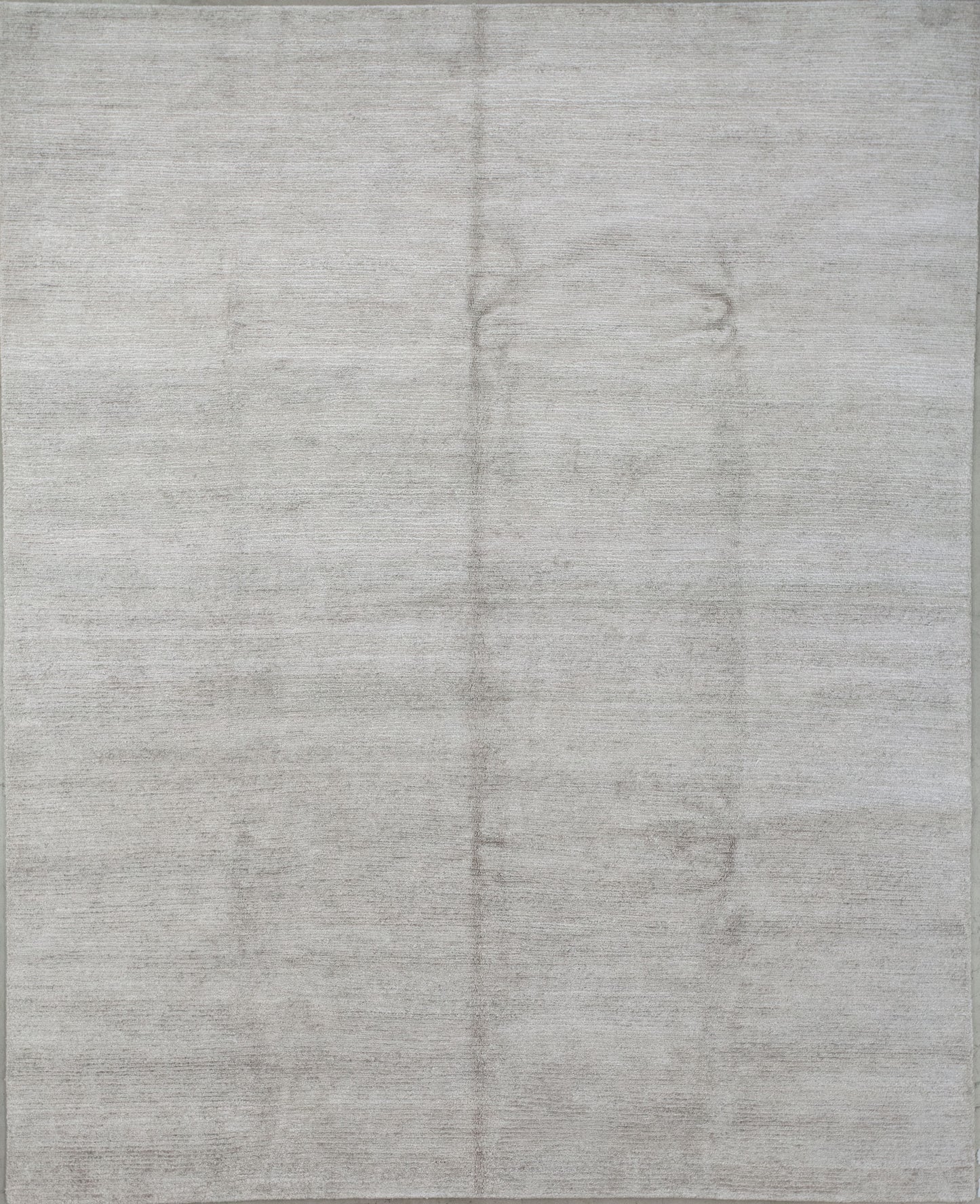 Luminous carpet wove with plain white background. The majesty of this rug relies at the time of capturing the light. This contemporary carpet keeps its pureness because of the white color.
