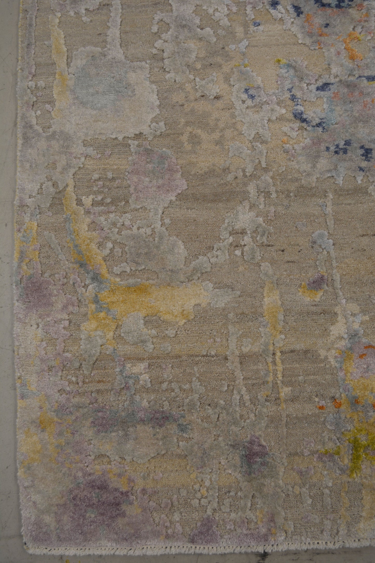 On the bottom left corner the design's perspective renders texturized splashes.