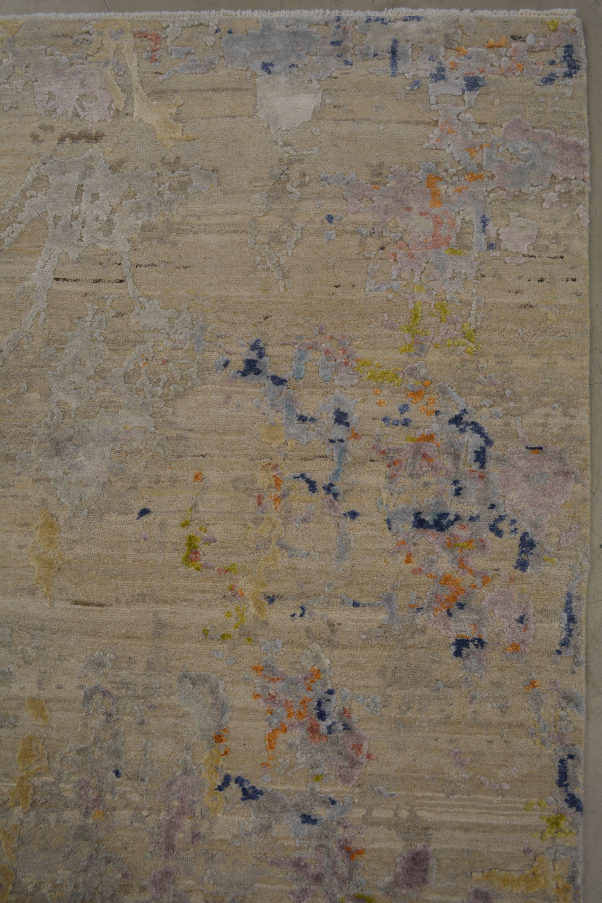 On the top right corner the design is appreciated thanks to the contrast with the background.