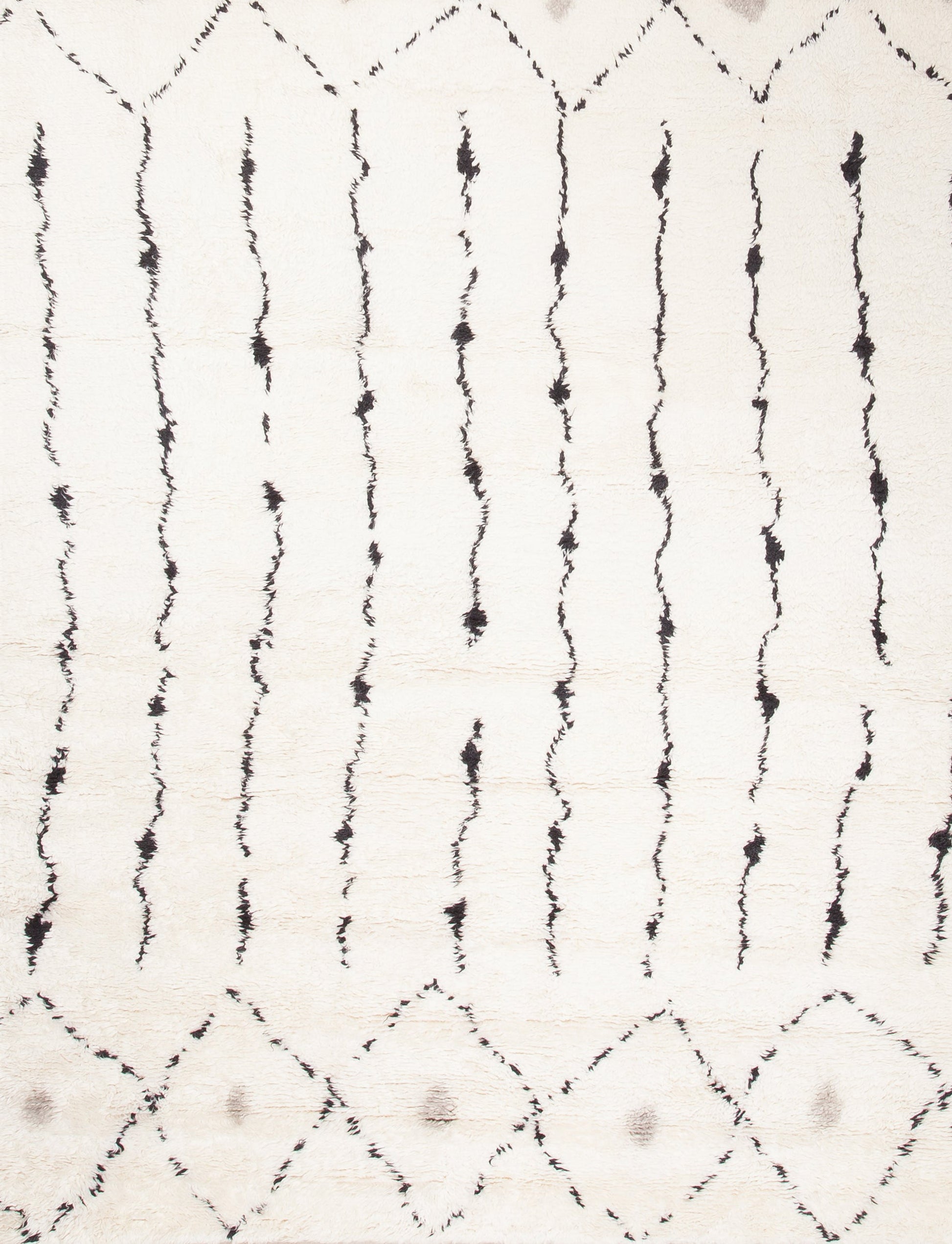 On the bottom left corner, the vertical lines pattern displays more over the rug, and it has only one row of rhombuses.