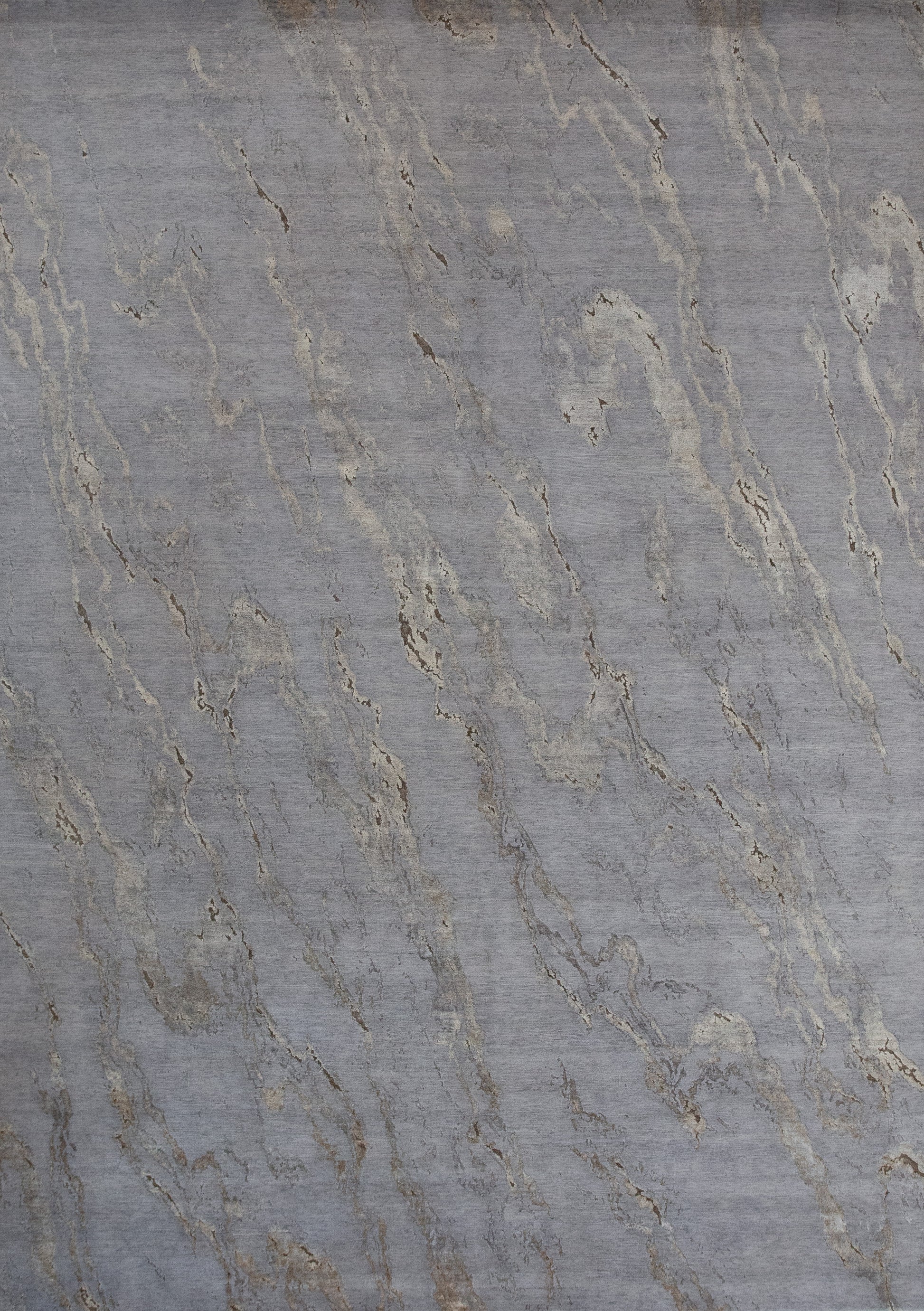 Stylish rug with a golden marble pattern.