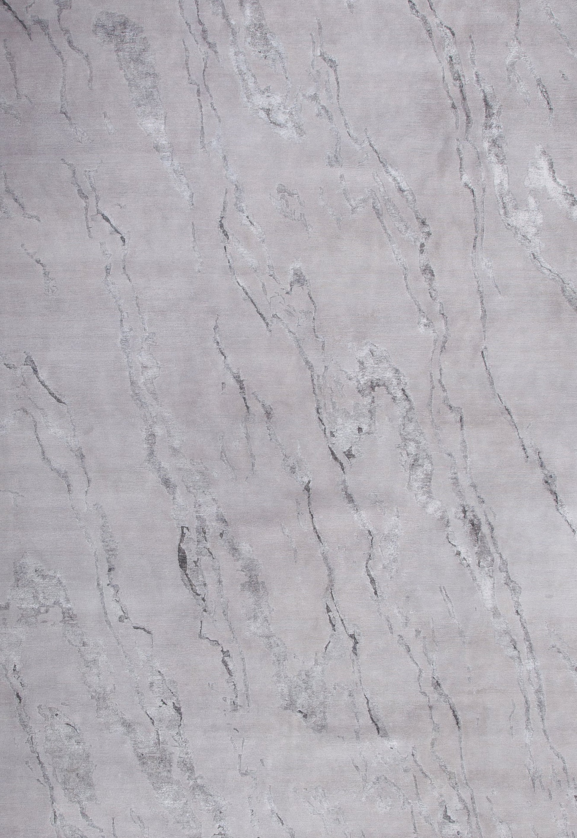 the center of the rug shows the platinum effect in the marble design.