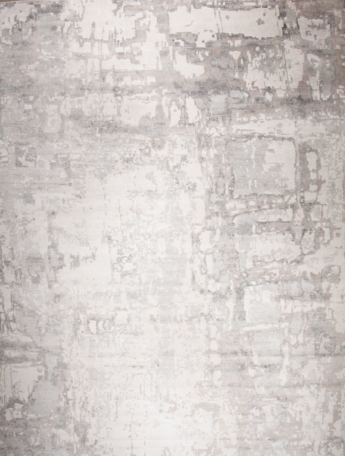A simple and elegant looking carpet that can bring life to any space. This bright rug holds the light and spread it into your room. This amazing rug comes with a white background and it has a gray watery effect as the design.