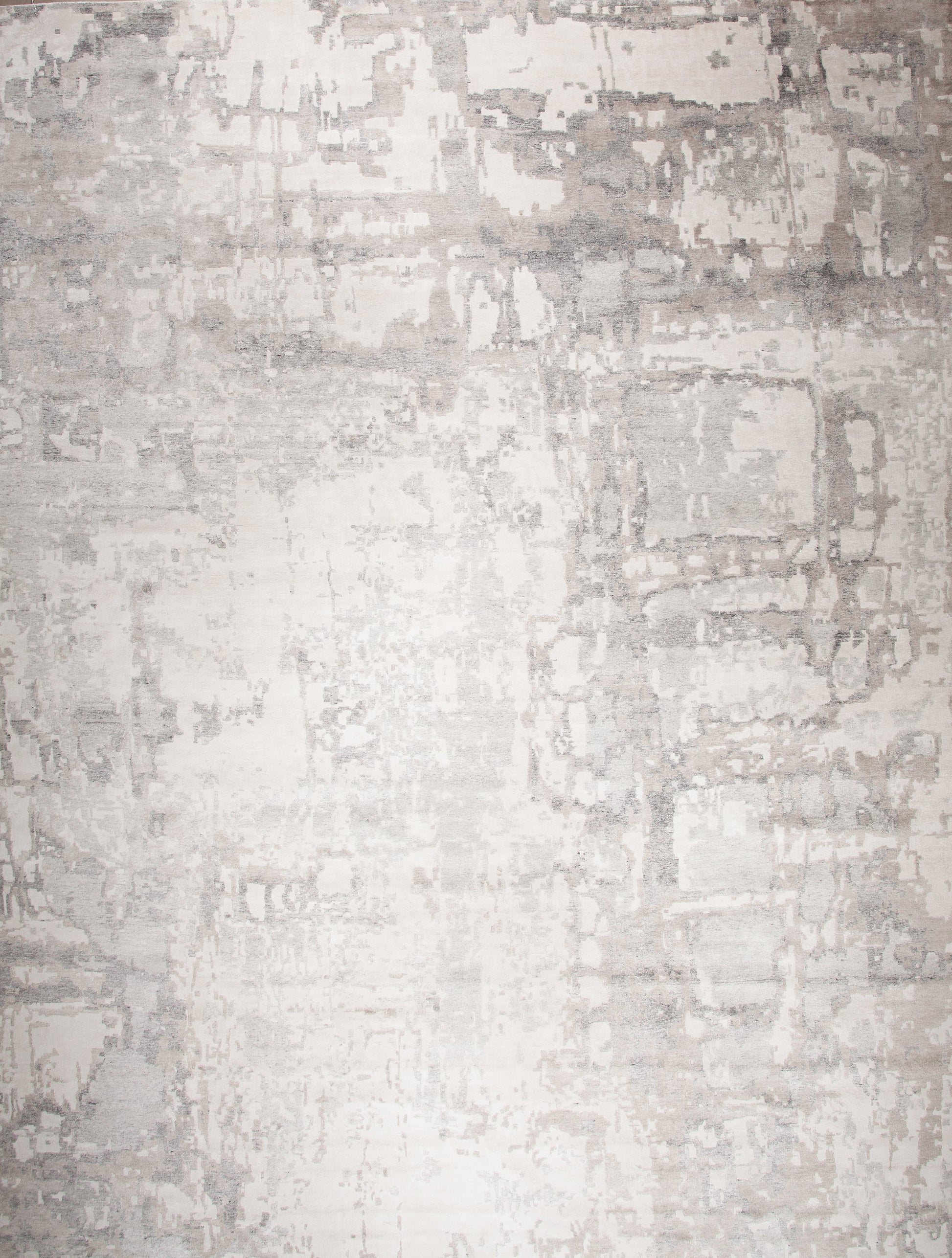 A simple and elegant looking carpet that can bring life to any space. This bright rug holds the light and spread it into your room. This amazing rug comes with a white background and it has a gray watery effect as the design.