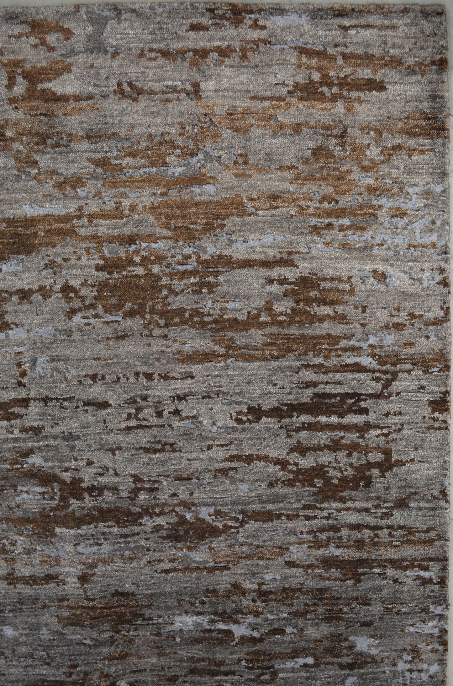 The center's close-up renders the knots' depth of the brown design.