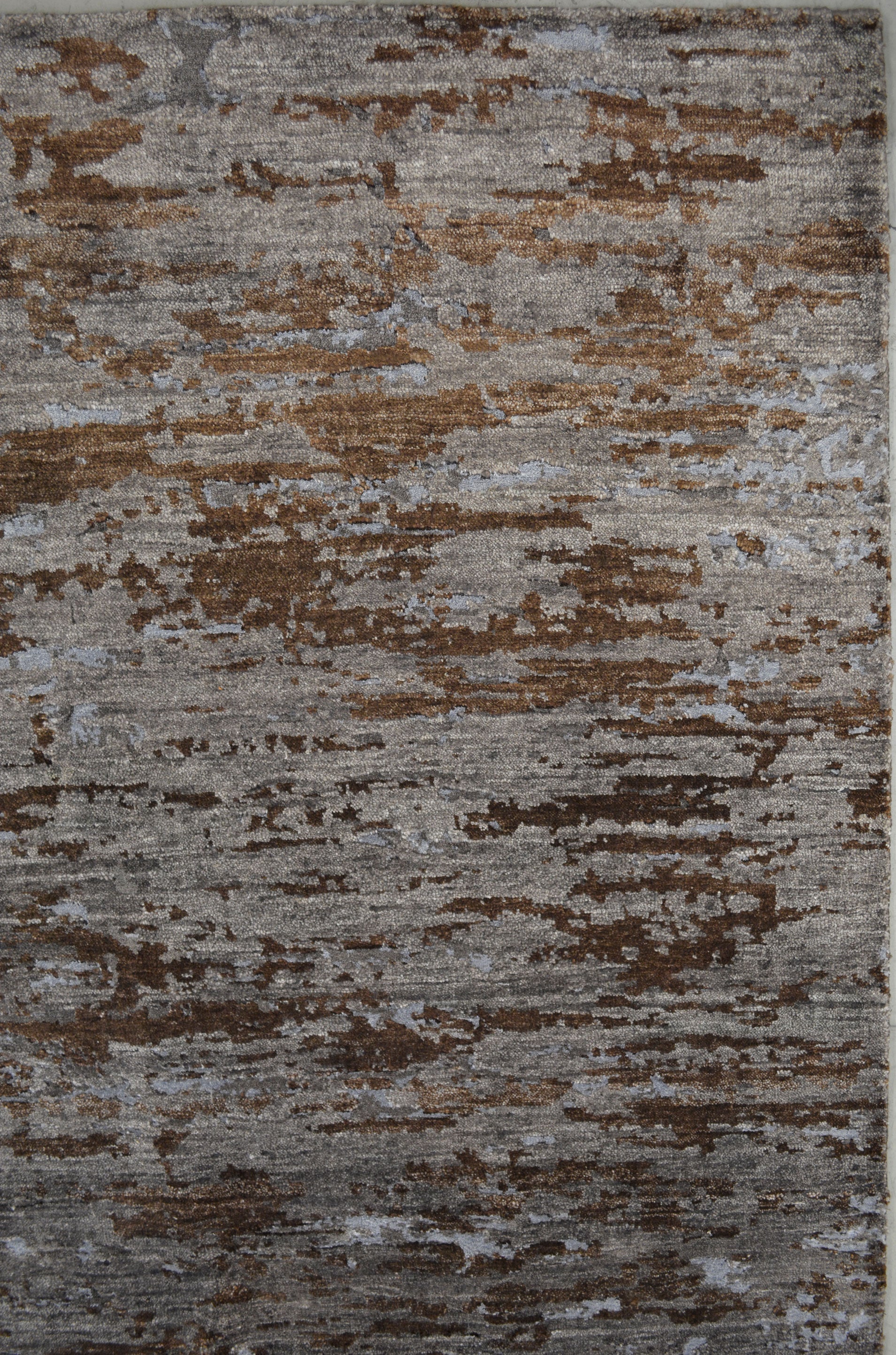 The center's close-up renders the knots' depth of the brown design.