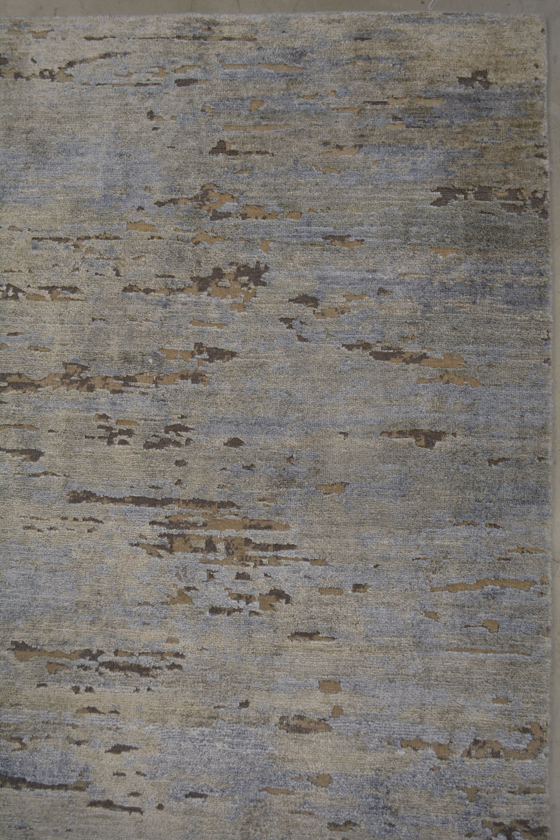 On the top right corner, the rug's texture renders color contrast.