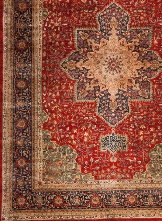 The perimeter of the rug is composed of two sets of three thin borders which hold a thicker one in the middle.