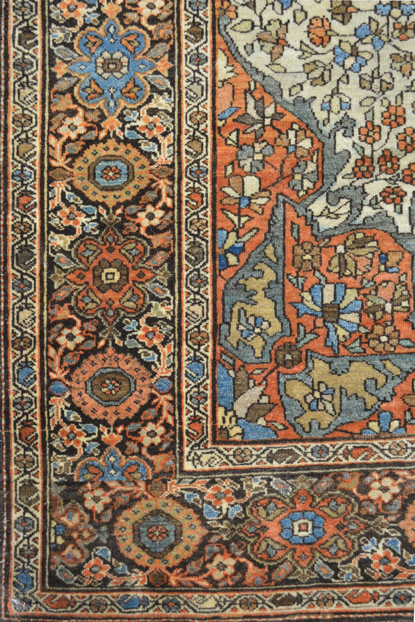It comes with so many details which is the traditional antique style for this type of rugs.