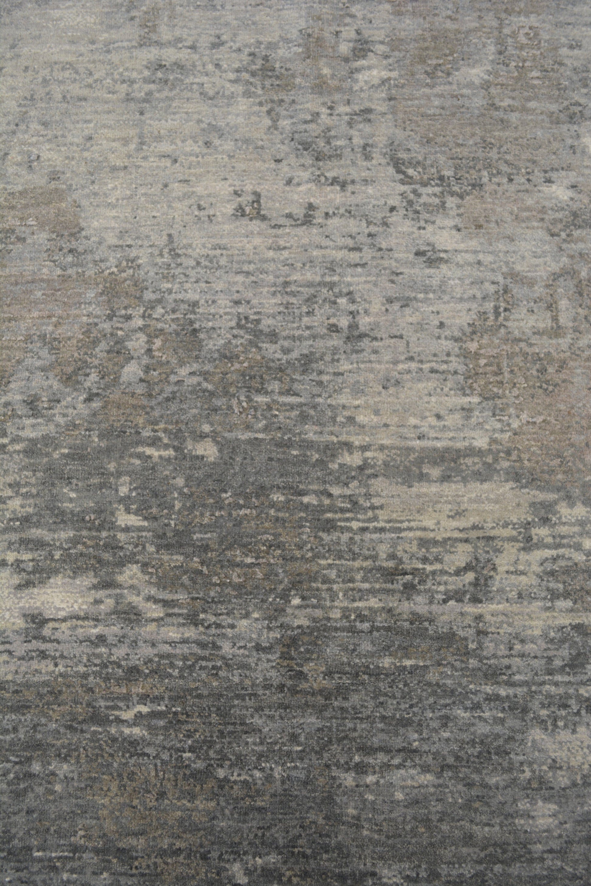 The center of the rug renders random tones within dark gray, white, and cream.