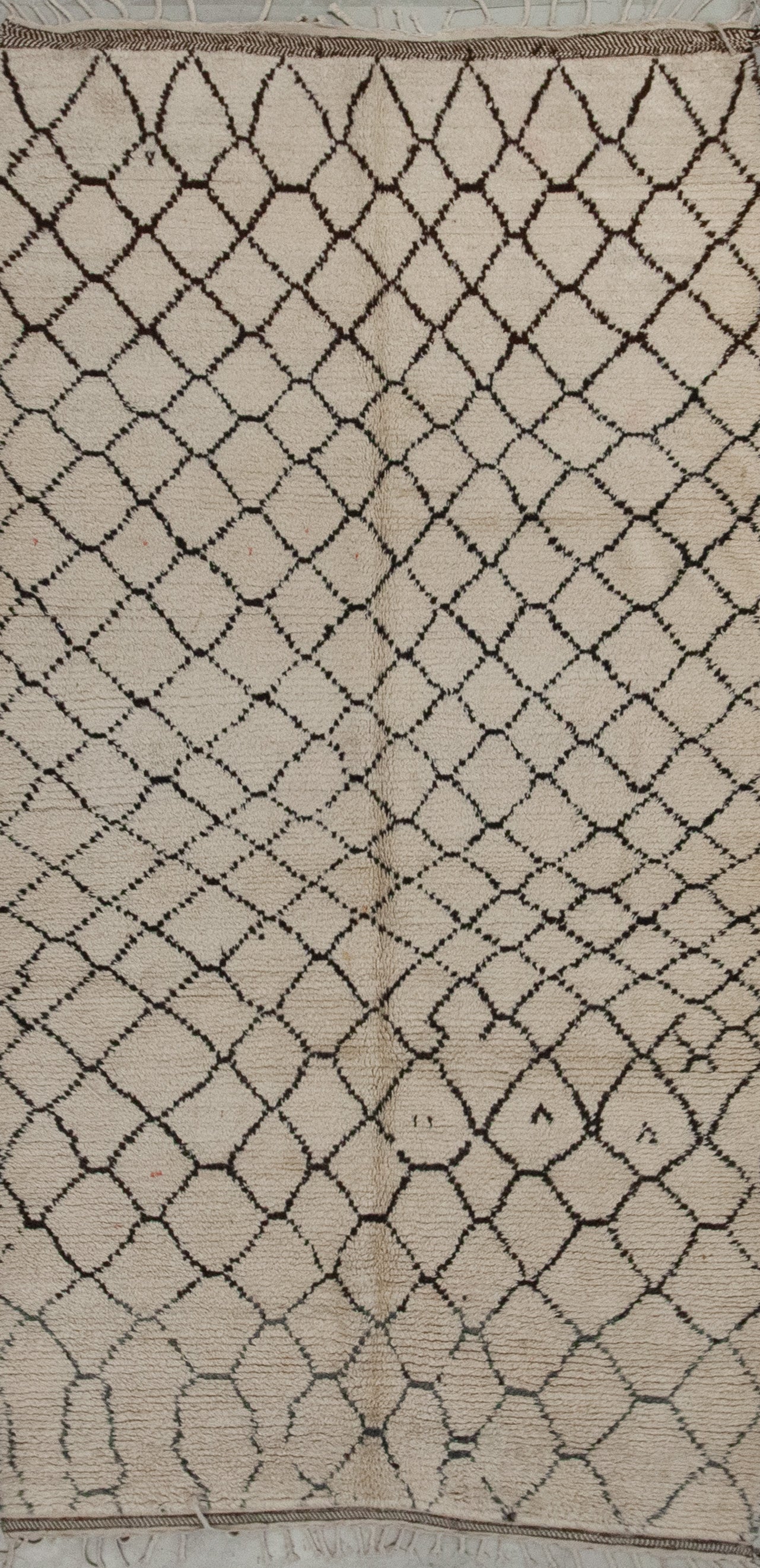 Beige vintage rug with a minimalistic diamond pattern.