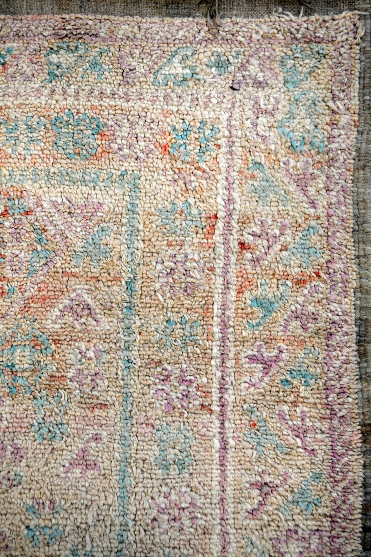 The top right corner shows how the rugs has fringes all around.