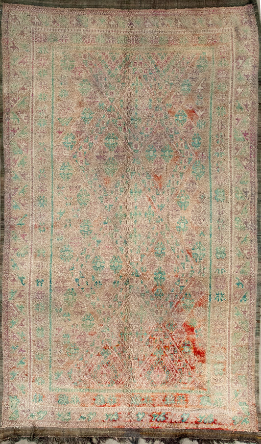 This vintage rug comes with a diamond design pattern in light green and pink.