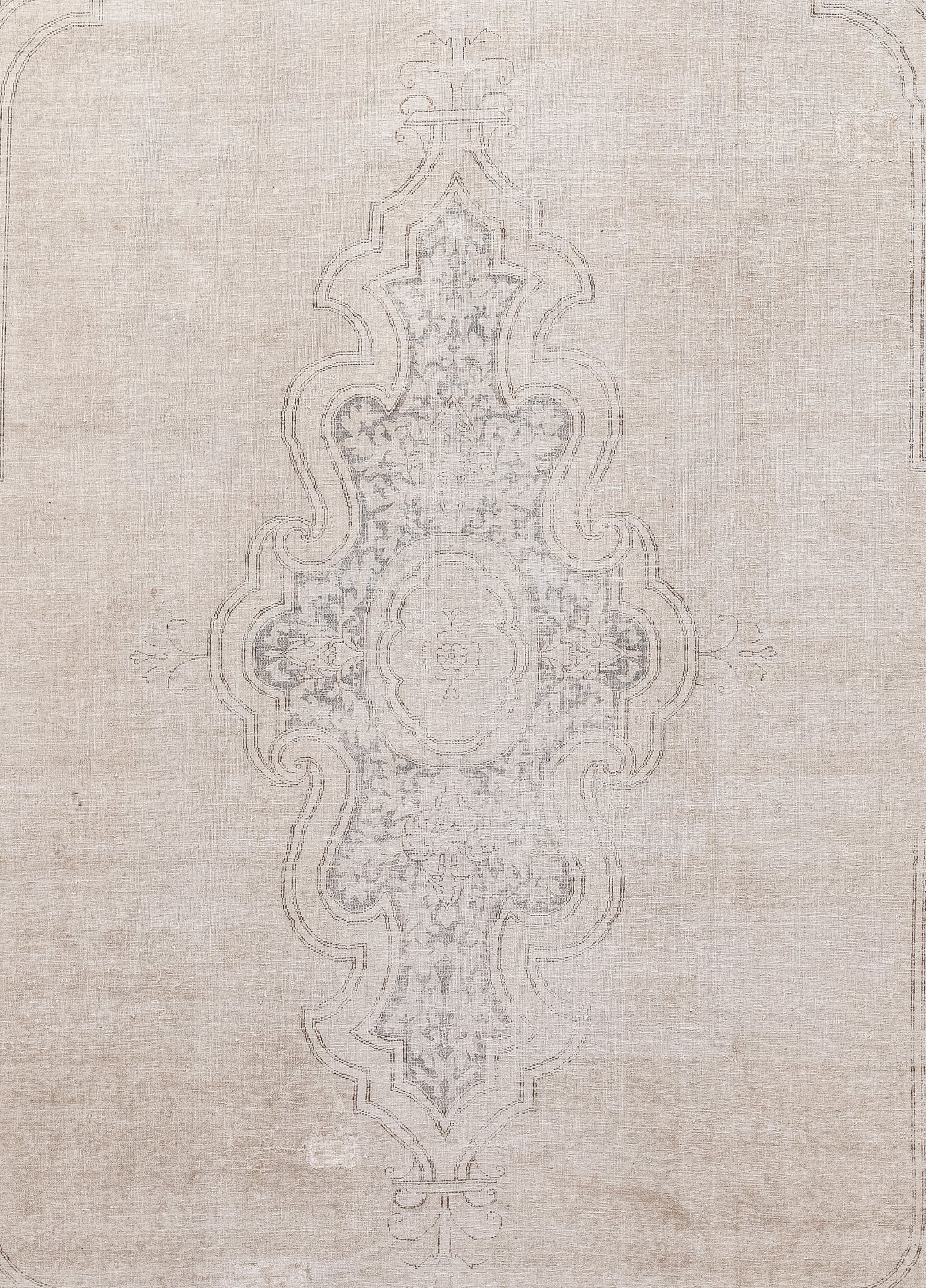 The foreground of the rug comes with a sophisticated heraldry made up fleurs-de-lis.