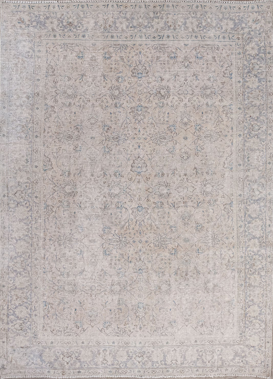 This rug comes from our distressed collection in vintage style. The pleasing color scheme has beige tones, and the pattern is an understated flower pattern.