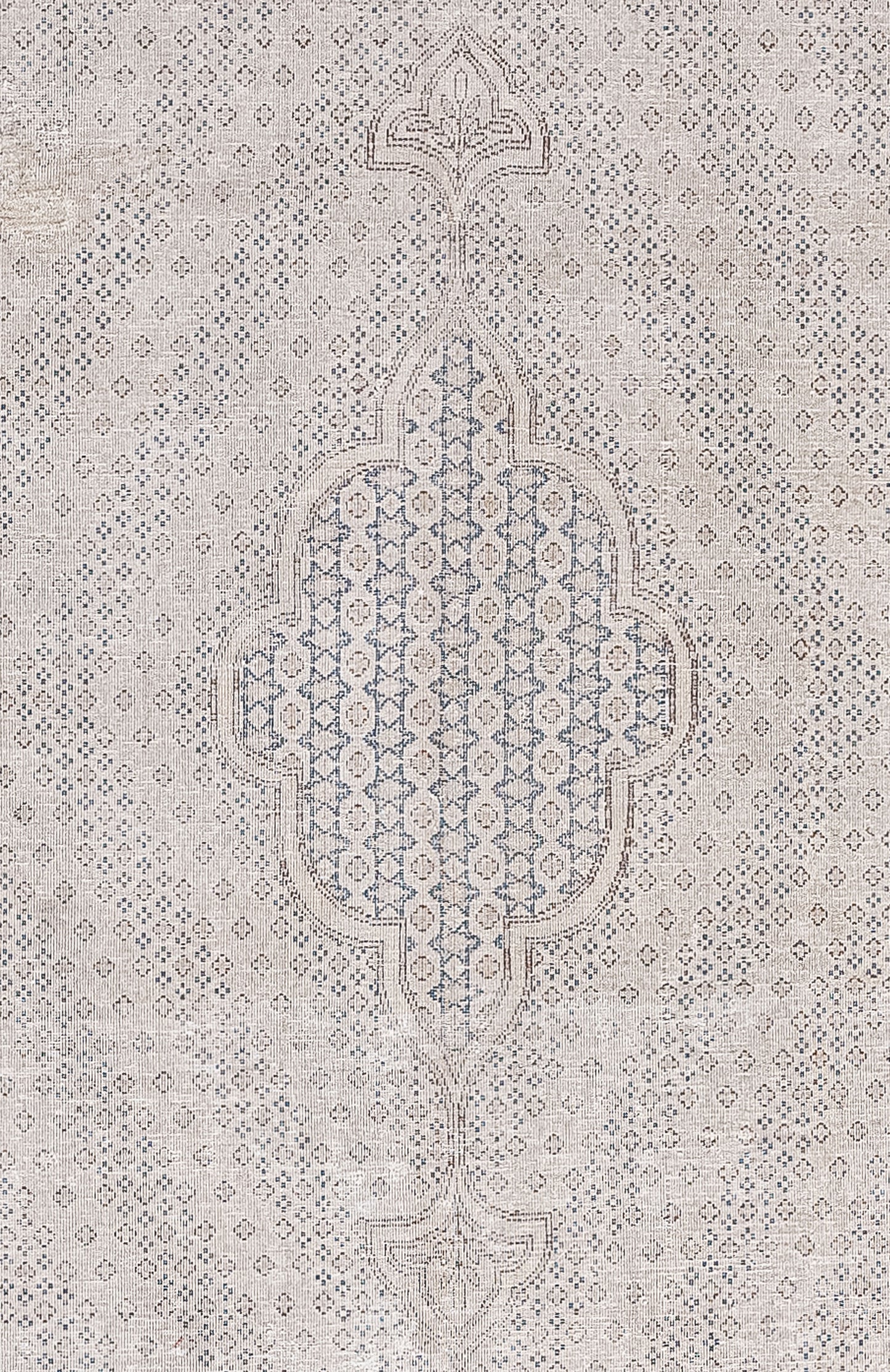 A standout embellishment in front of a diamond-shaped pattern sits in the center of the rug, it also comes with two fused fleur-de-lis at the top and bottom.