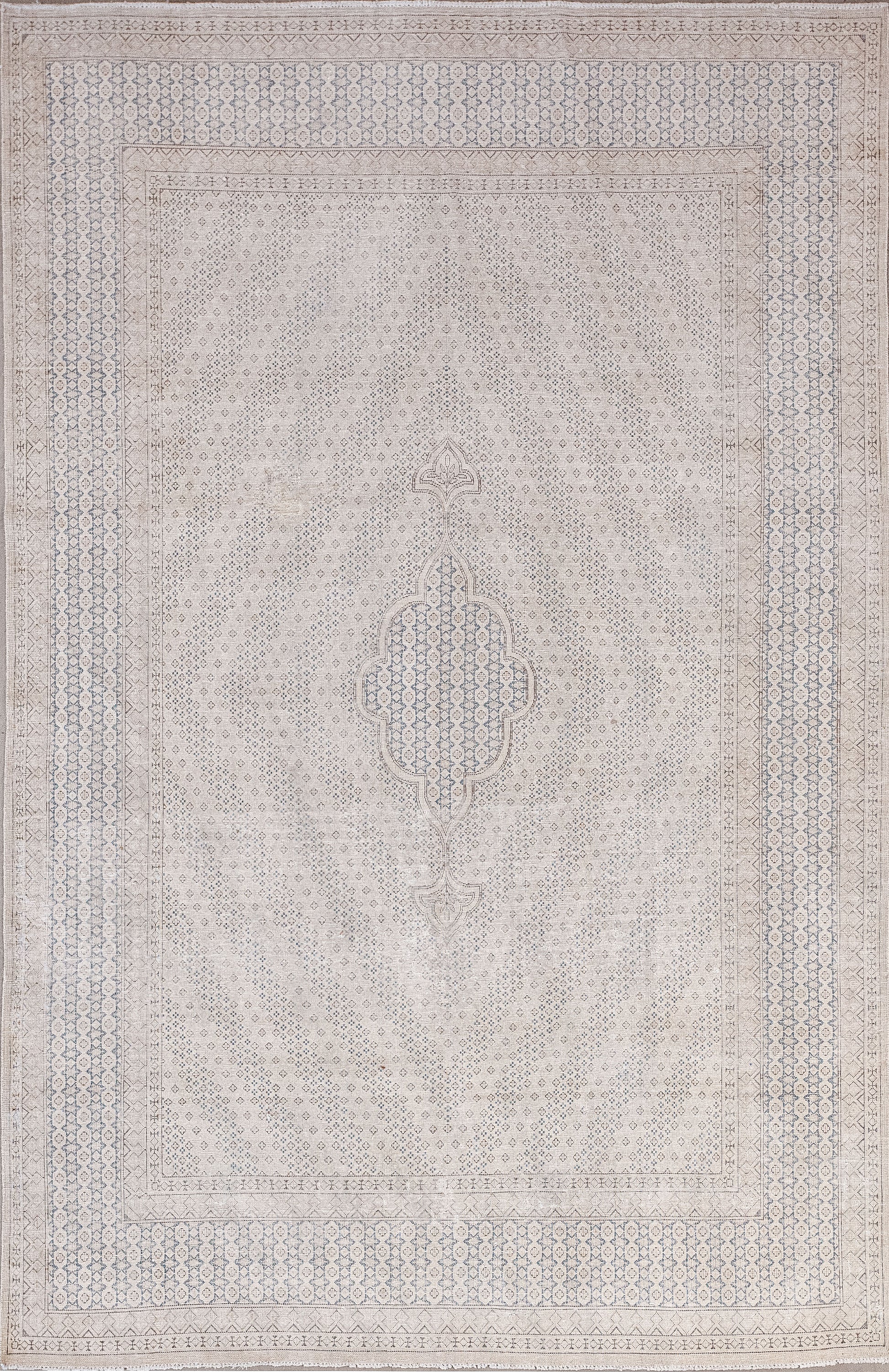 Diamonds, rhombuses and lozenges were woven in all their glory on this rug. The pleasant color palette has mostly beige for the background, blue for the design, and black outlines. 