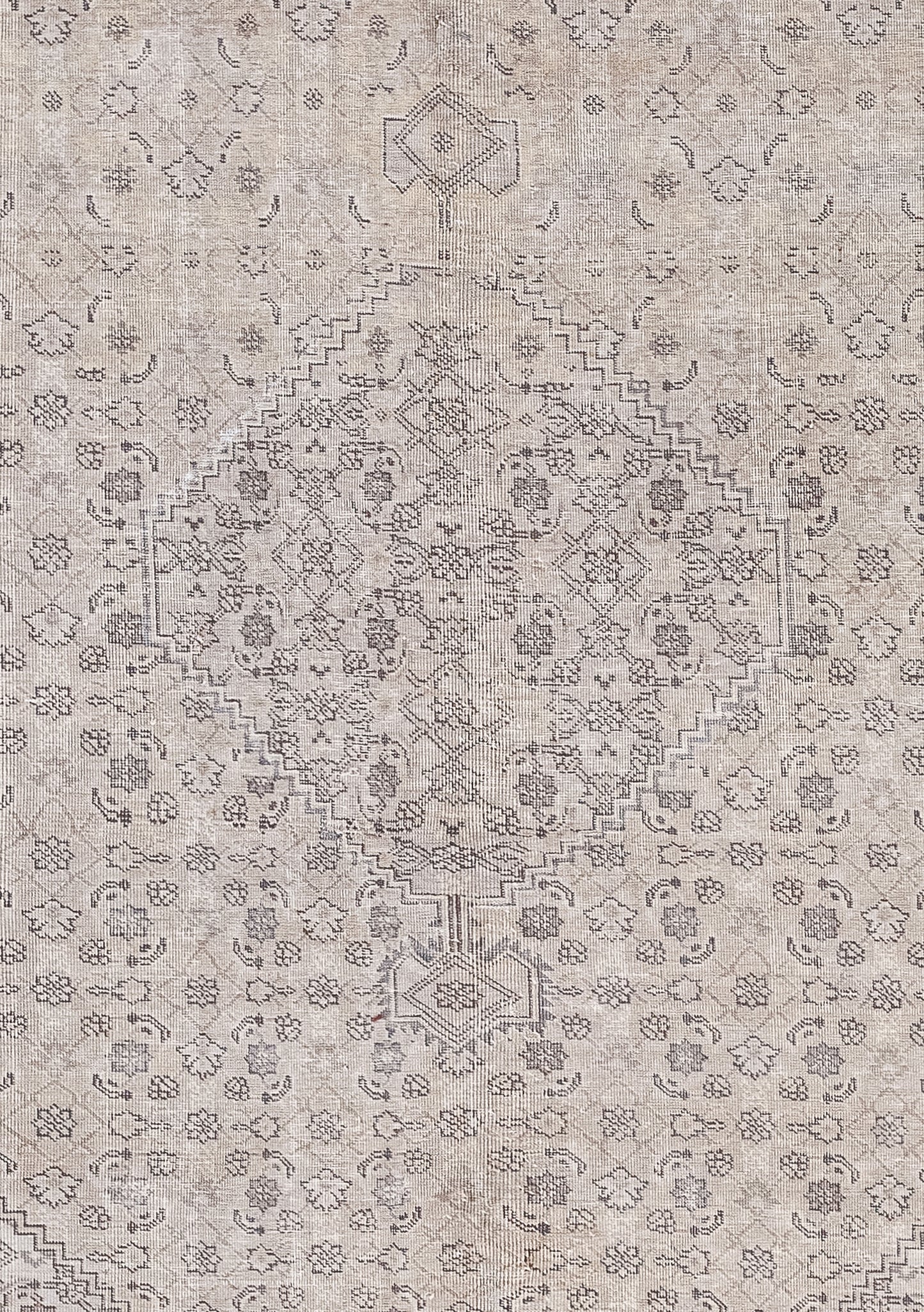 The center of the rug features diamond-shaped pyramids filled with rhombuses and tiny flowers. 