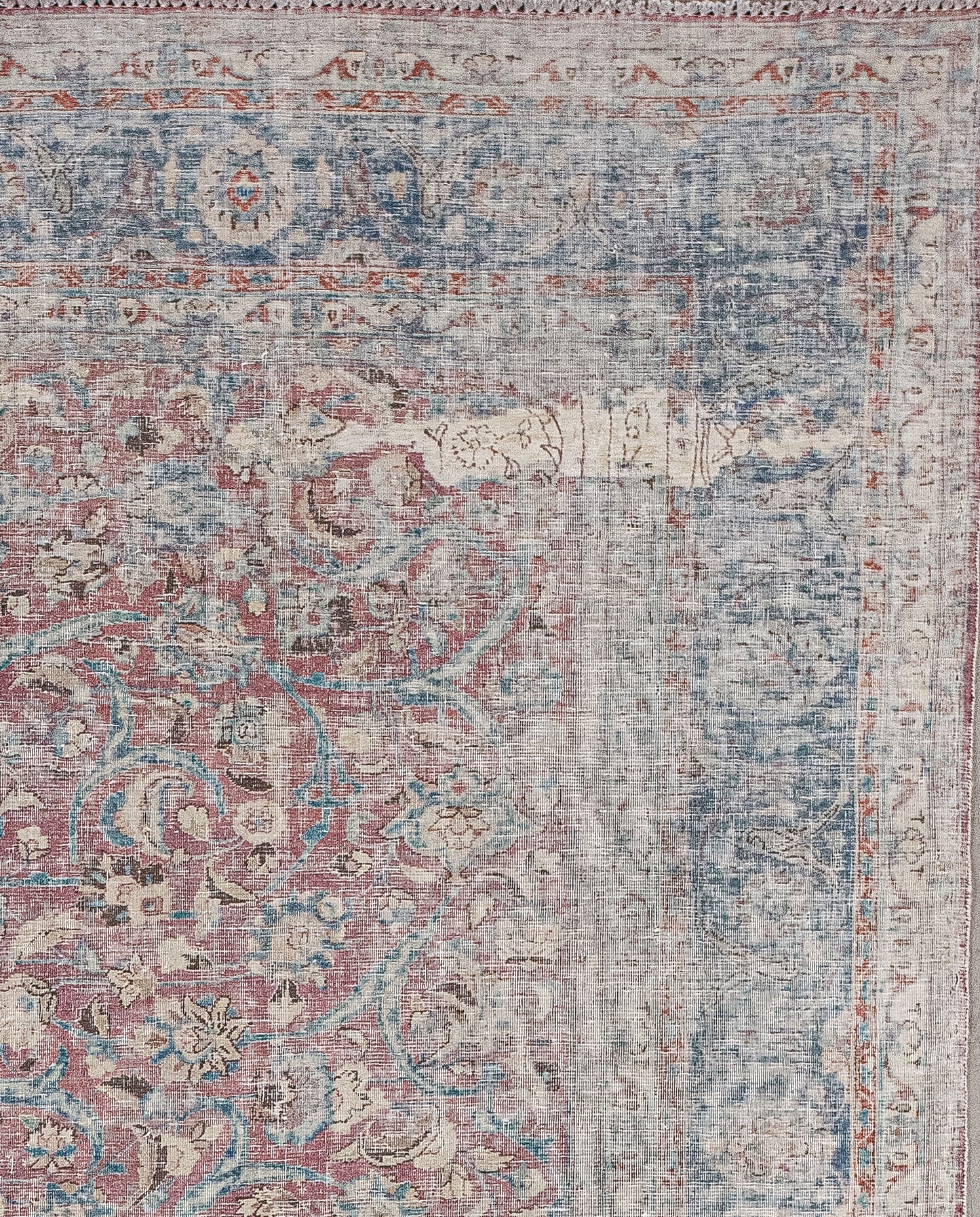 In addition, this rug is covered in a distressed-look finish that makes it very pleasant.