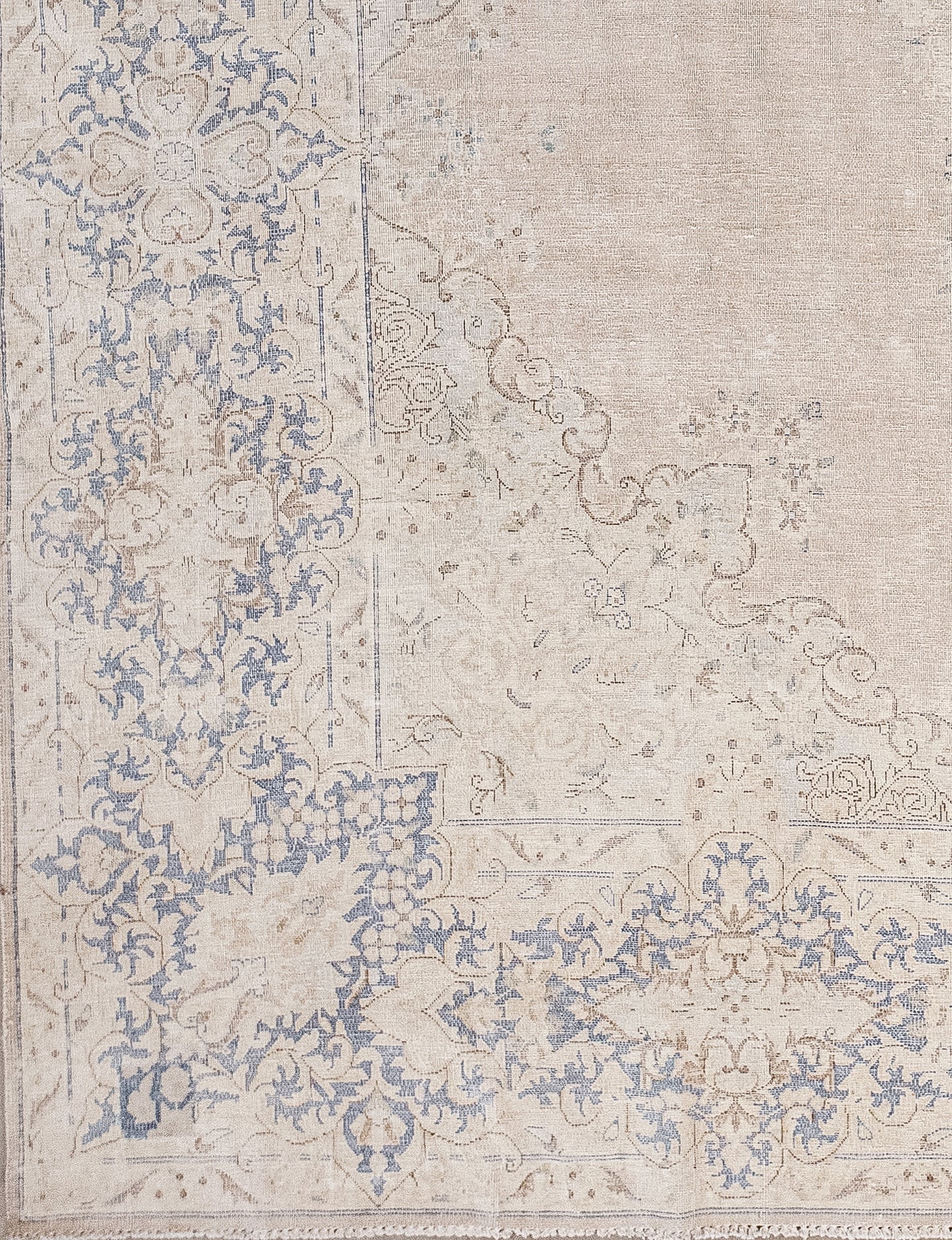 The thick stylish margin was woven with large ornaments, four-leaf clovers, crosses, and organic drawings.