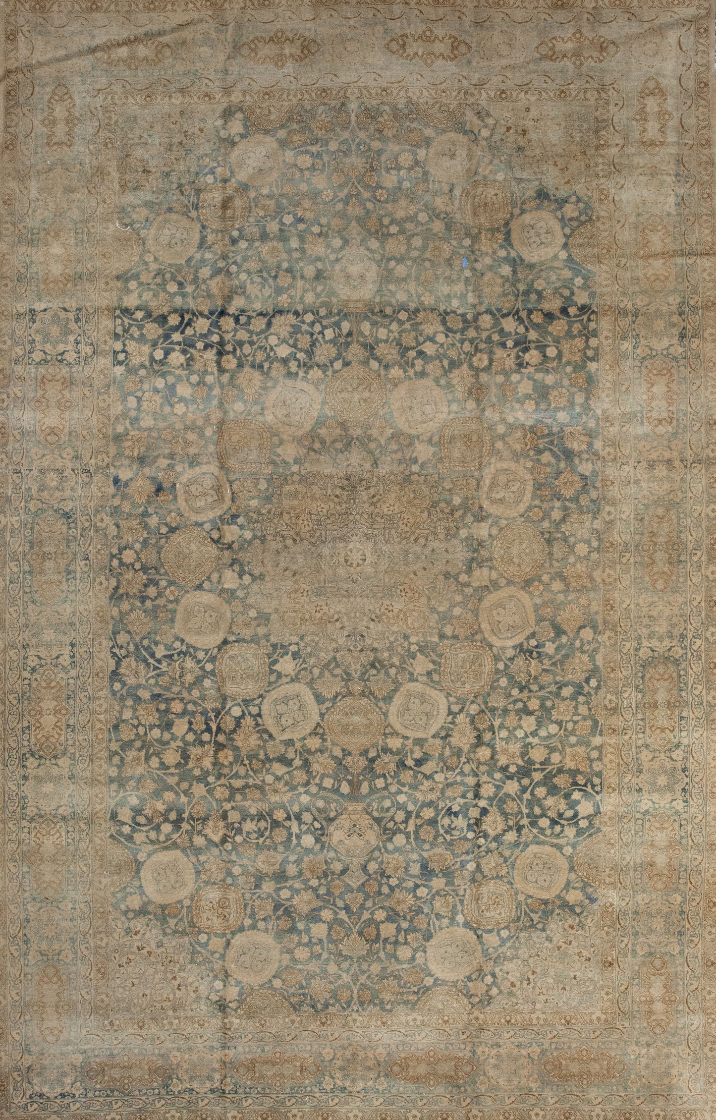 Old-fashioned rug comes with the Antique style. 