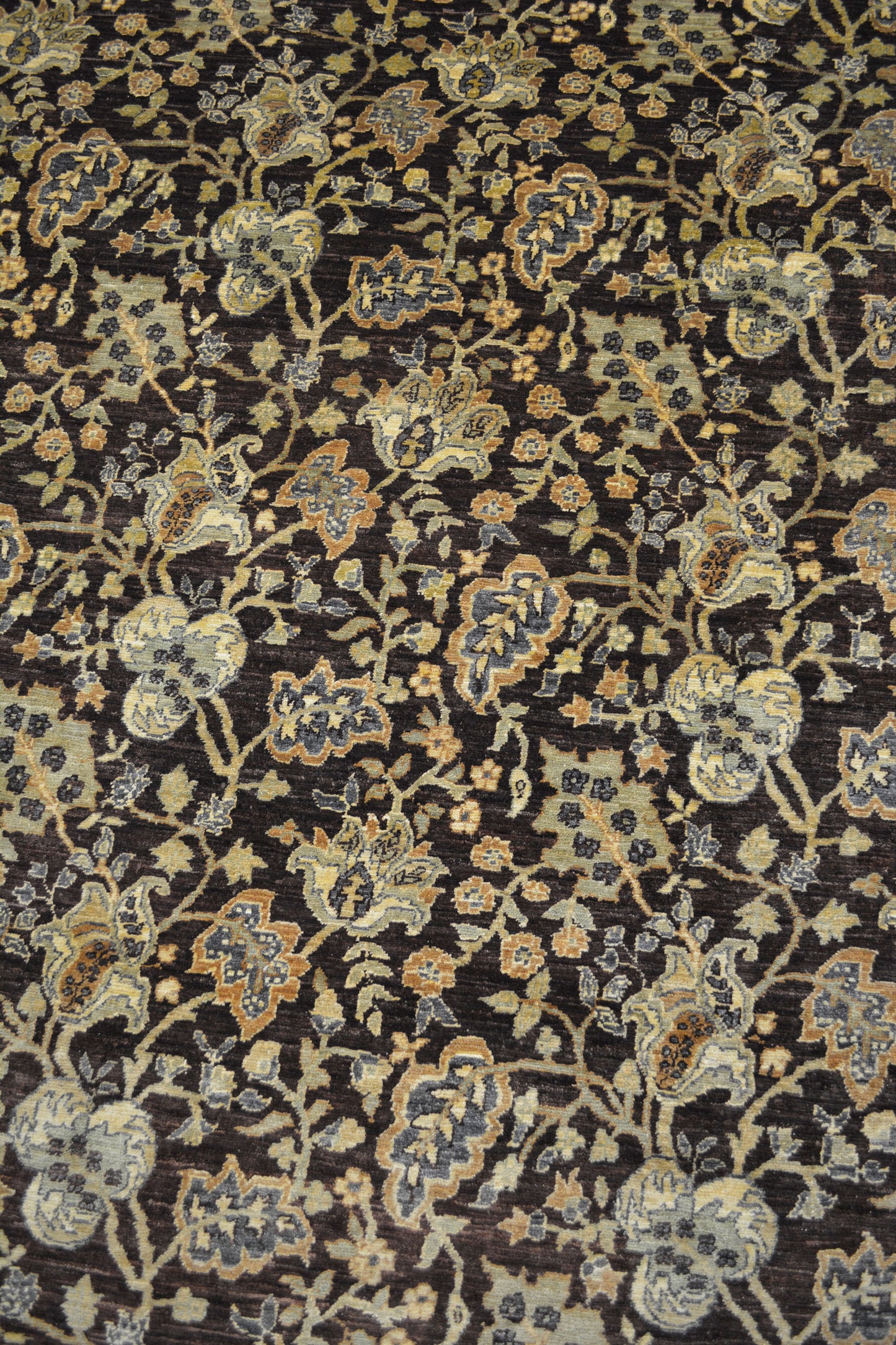 The center of the rug features the beautiful details of the decoration.