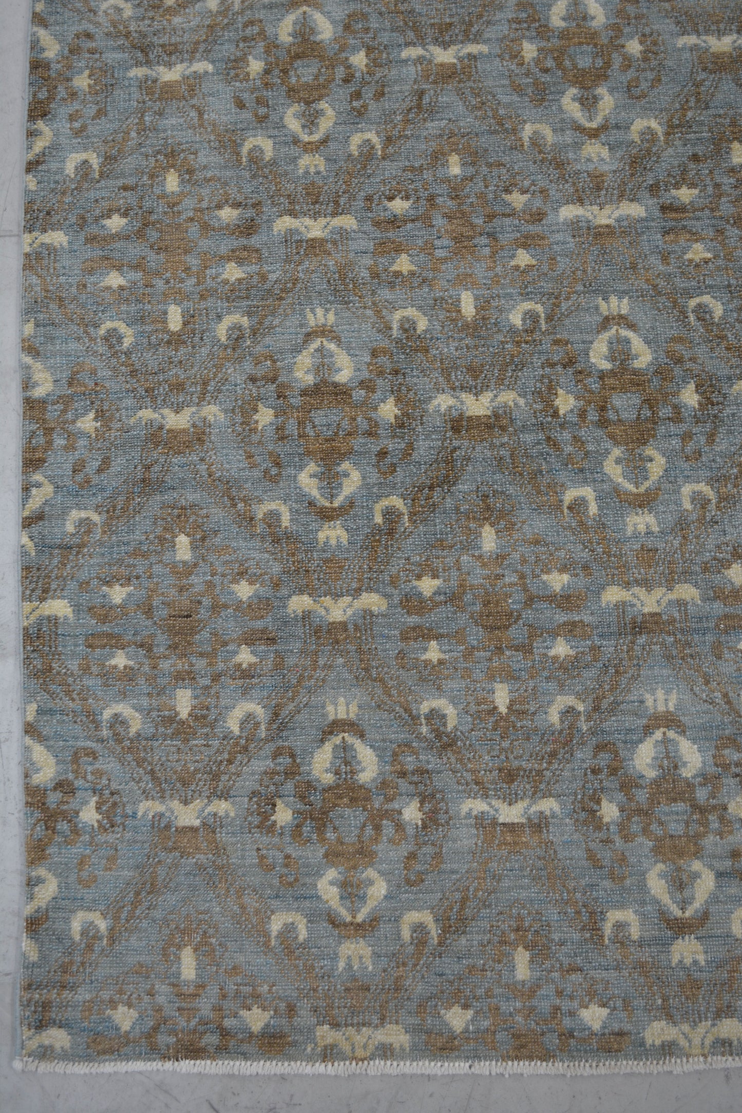 For the entire perimeter, this rug does not come with any borders or frames in the design. 