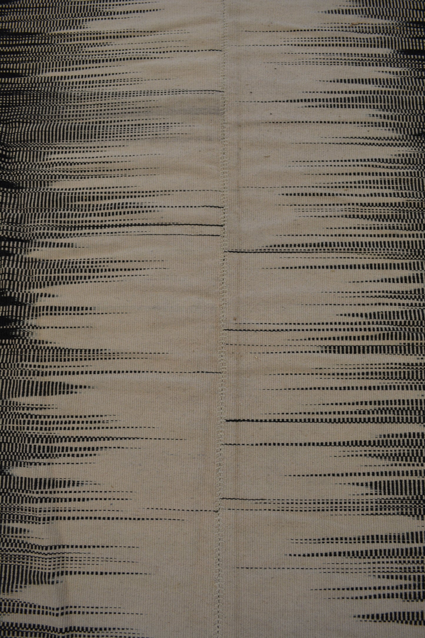 The rug's center renders in beige with frequencies coming from both sides.