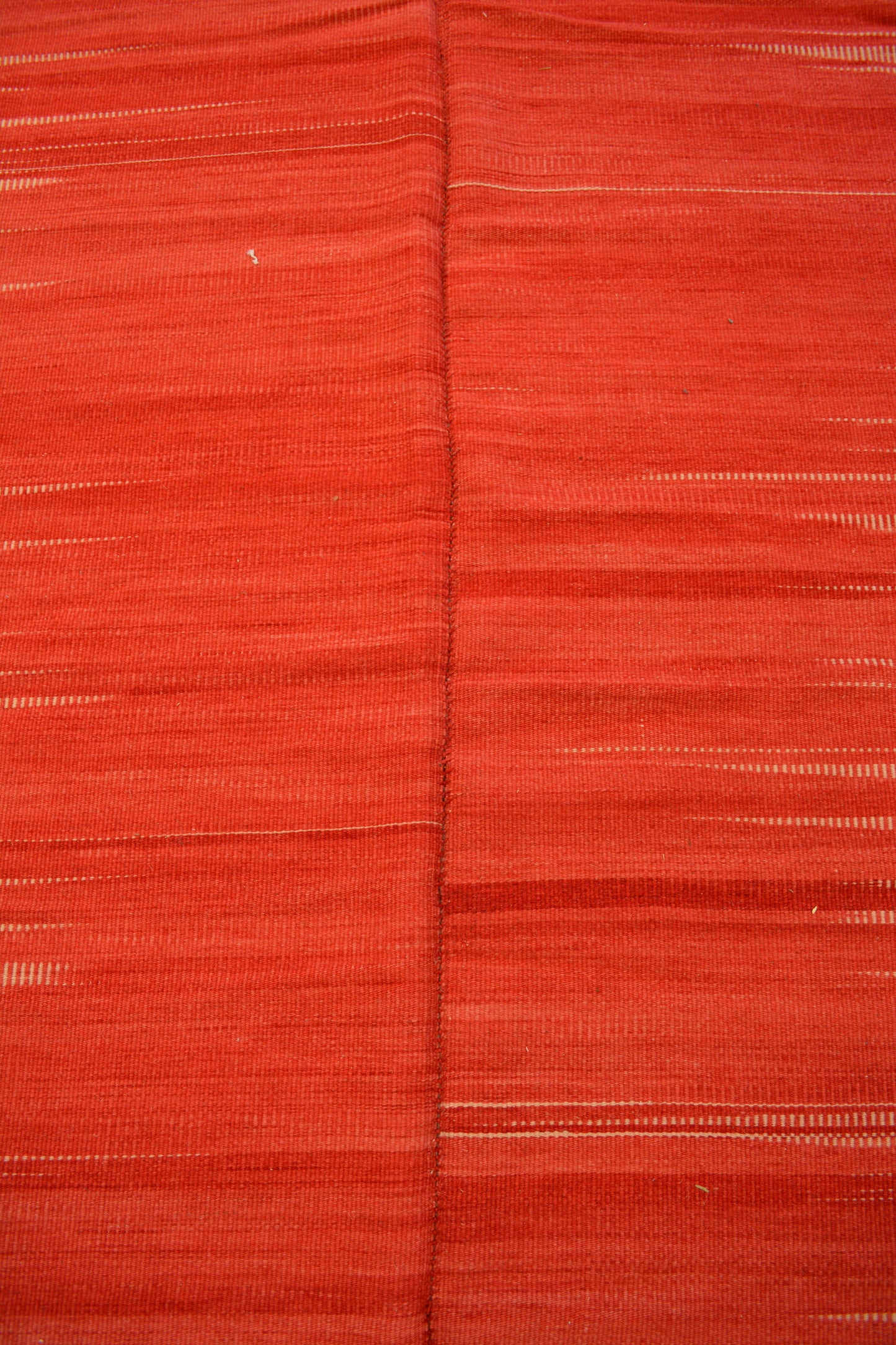 The rug's center renders a divisor line and plain red background.