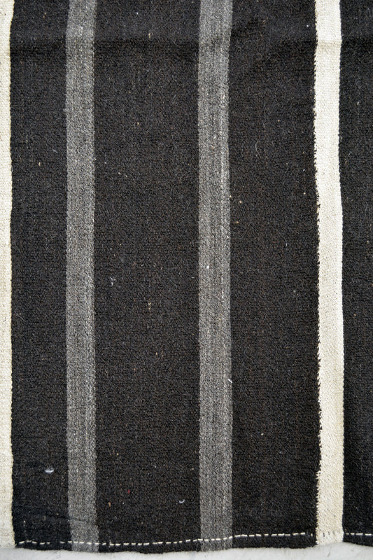 The elegance of this rug relies on the minimalistic vertical lines pattern.