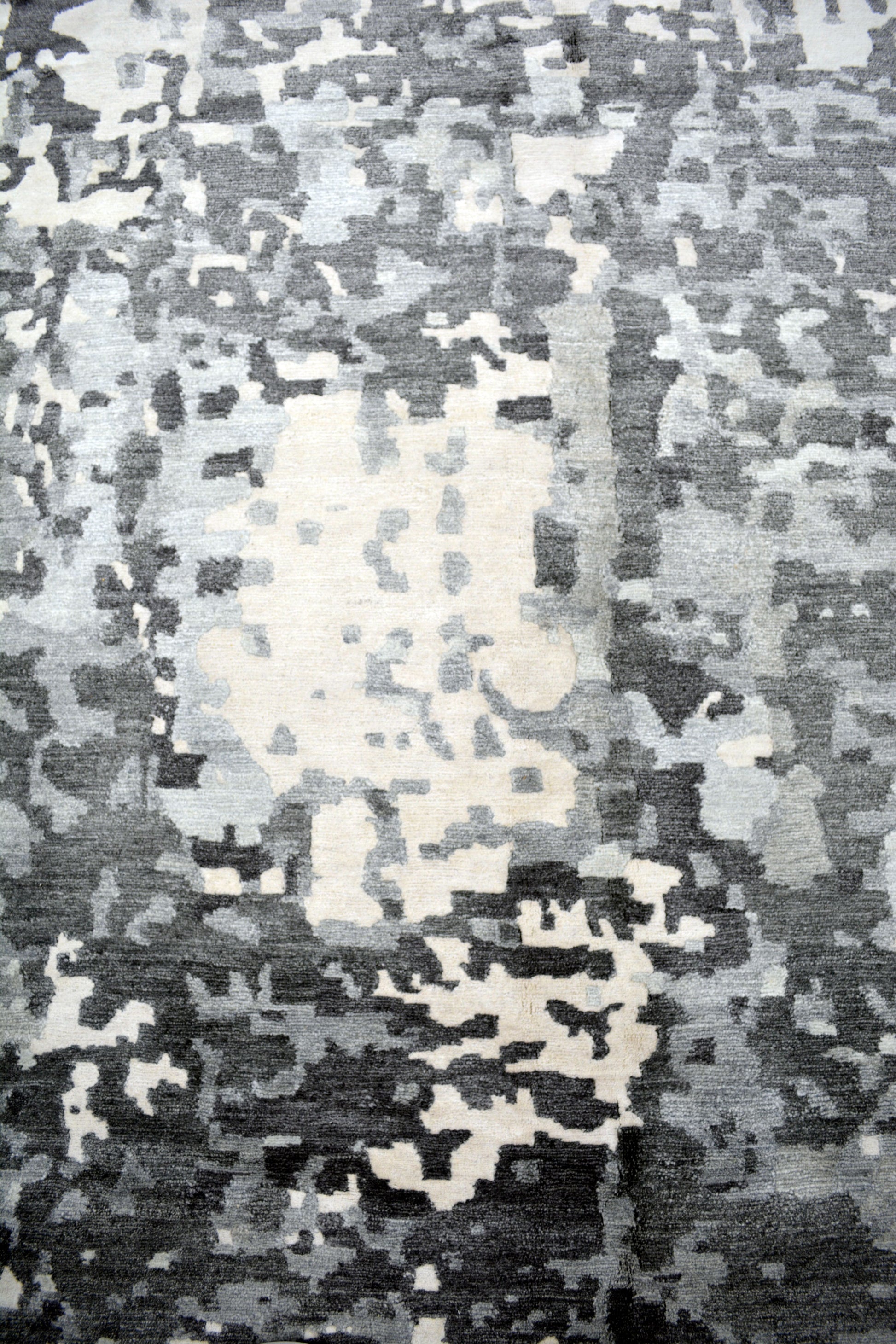 The center's close up renders the same asymmetric pattern which makes every spot over the rug unique.