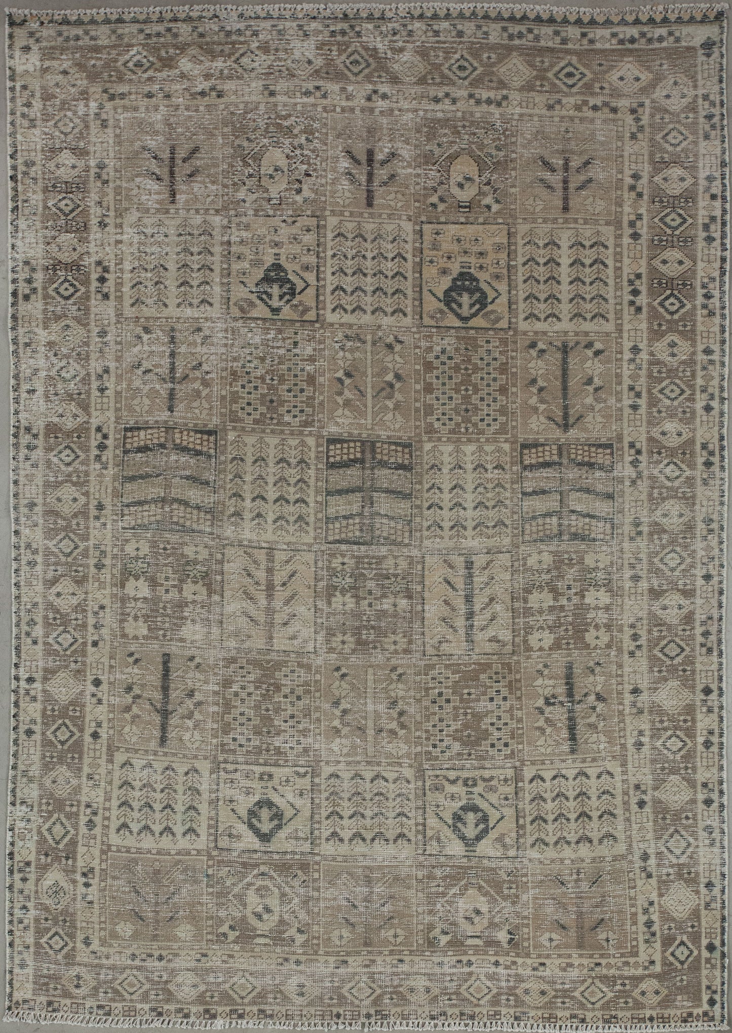 Impressive rug comes in a vintage style.