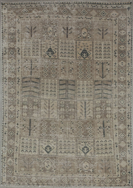 Impressive rug comes in a vintage style.
