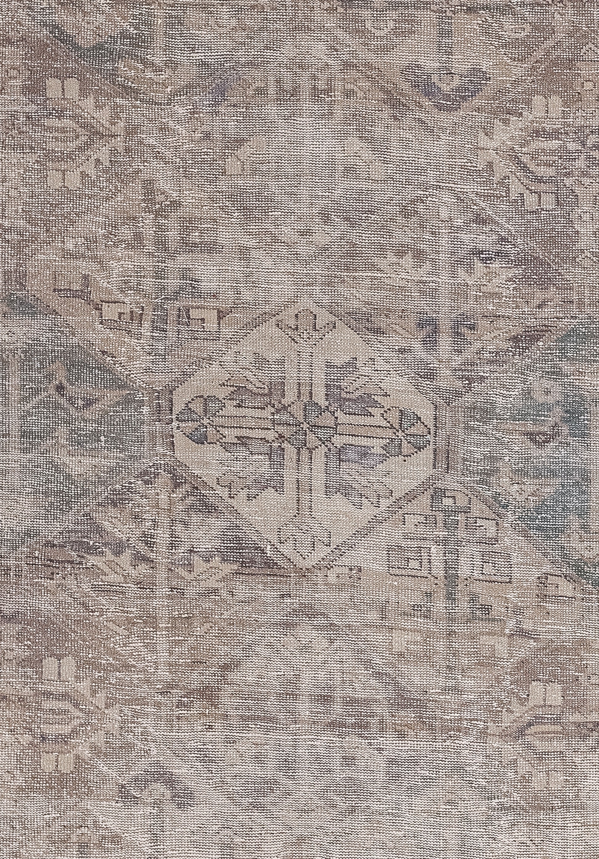 The entire inner content has rhombuses next to each other with alternate designs. The close-up of the carpet features a rhombus with a nested cross made up of arrows pointing to the center. 