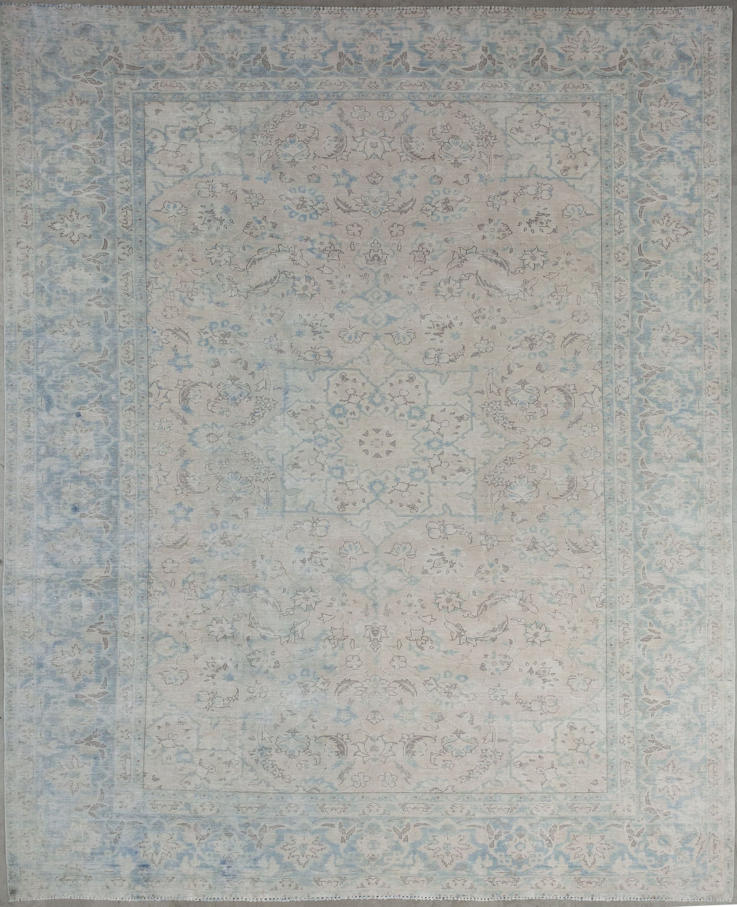 Old style rug knitted with vanilla background and dusty blue pattern. This elegant rug is a guaranteed vintage touch for your room.