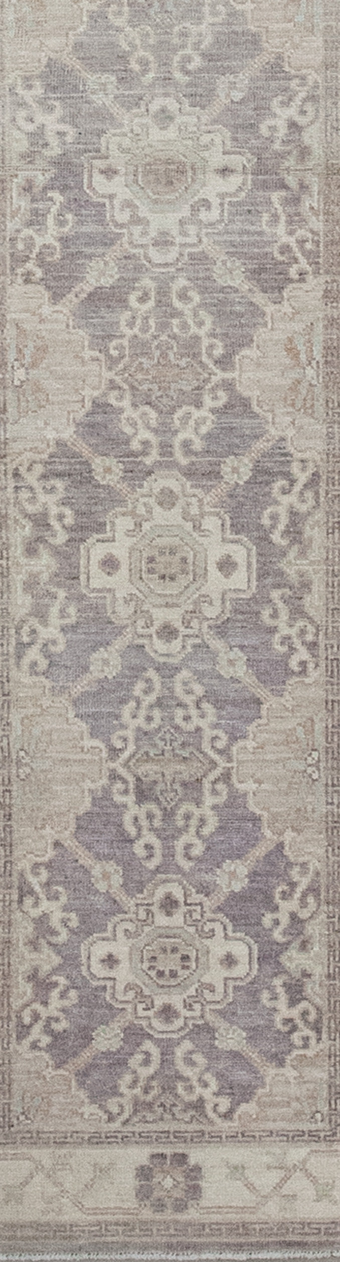 Moreover, the beige borders display an abstract chain as a pattern in brown. 