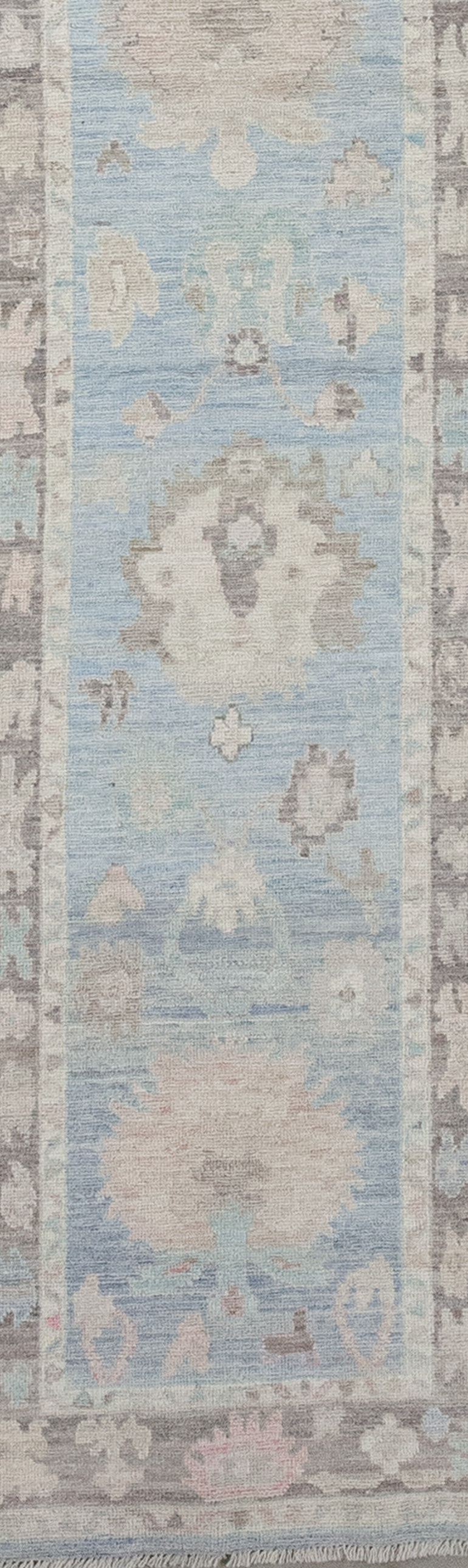 The center of the carpet features four dahlias flowers aligned vertically.