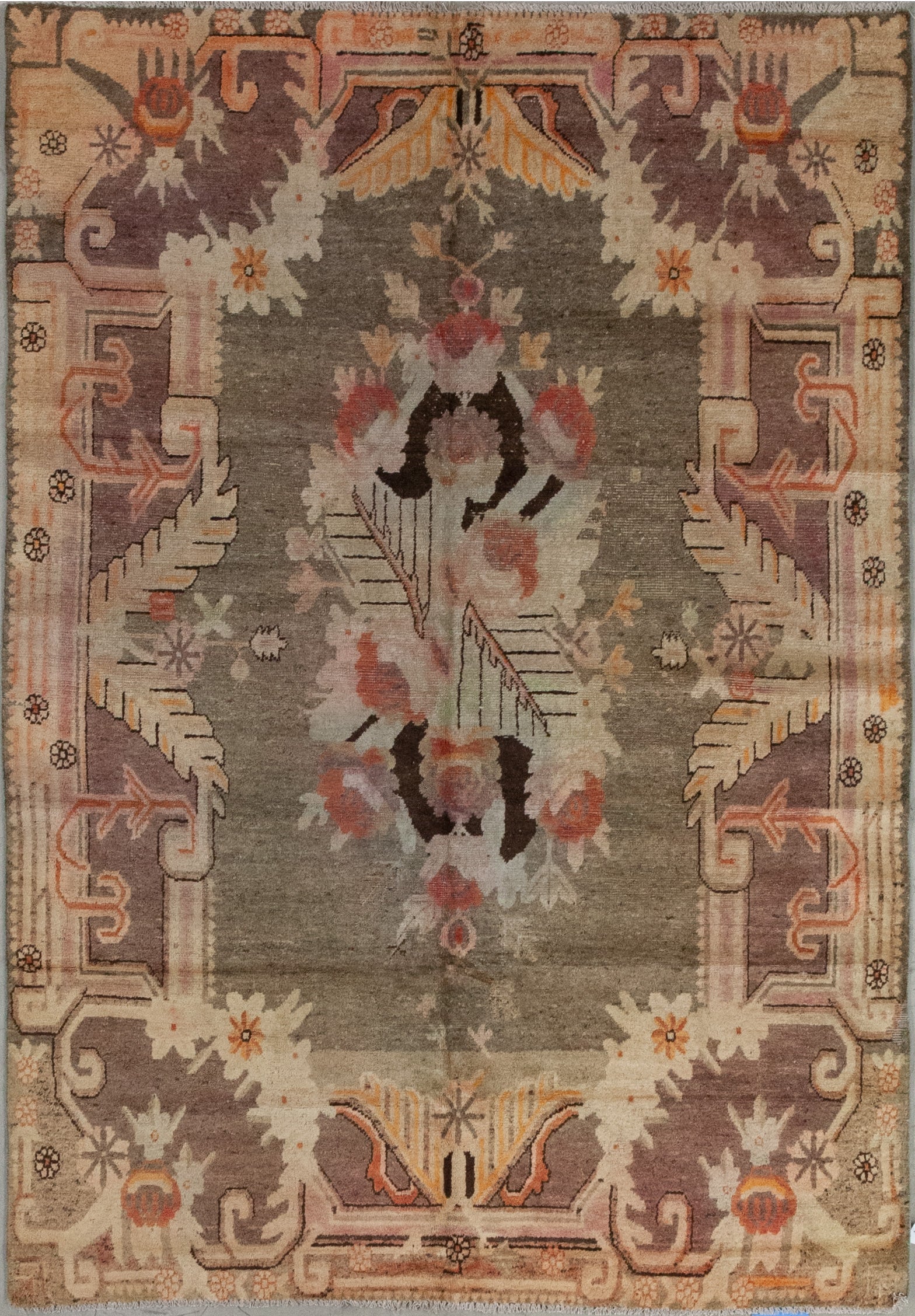 This interesting carpet comes with an exotic frame which takes plenty of space of the design. The contour has on every corner an abstract representation of the corinthian columns plus the touch of gardening elements; such as branches and heads of flowers. 