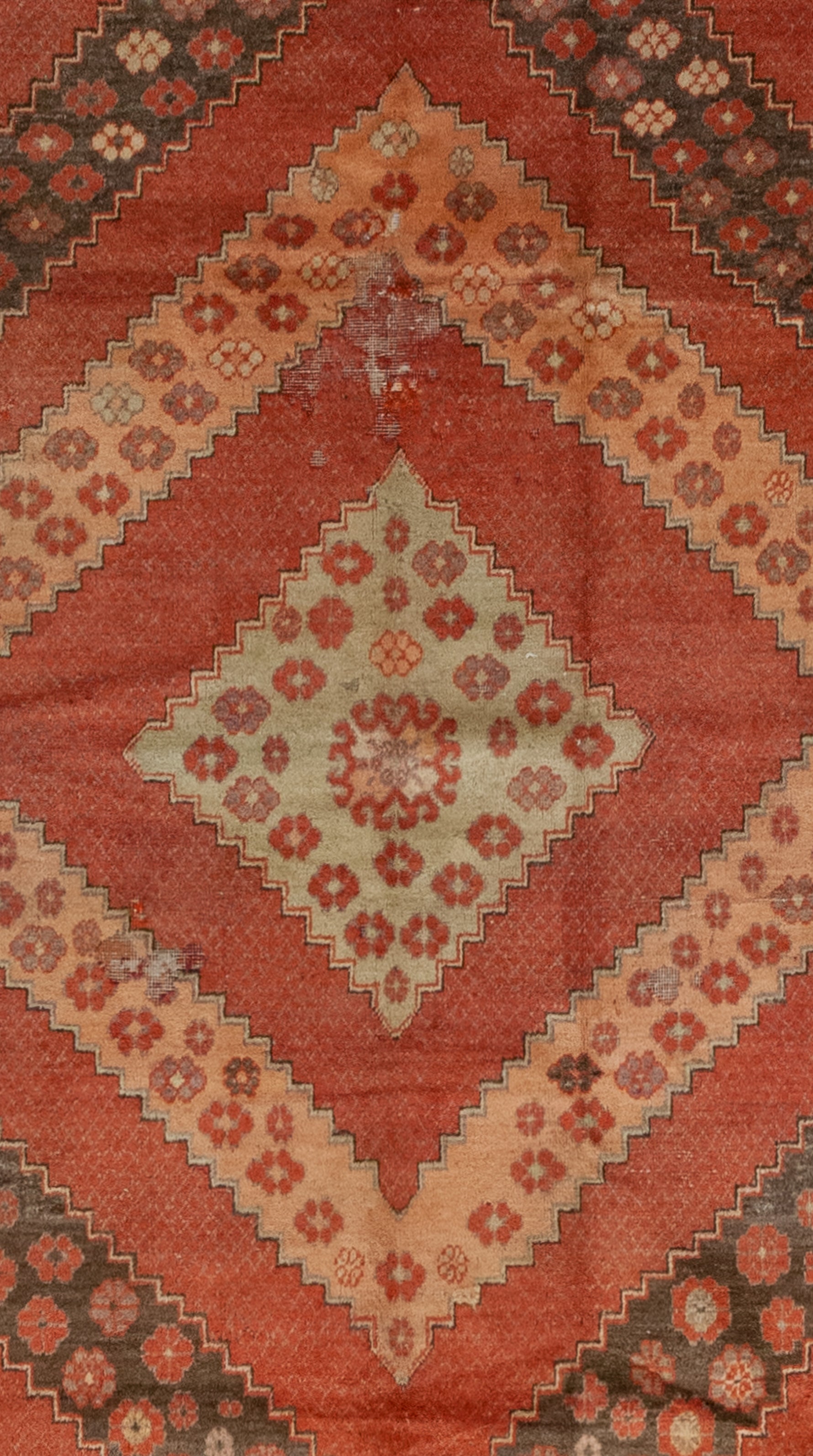 The close-up of the carpet renders the nested gray rhomb with its central mandala surrounded by a tiny flowers' pattern.