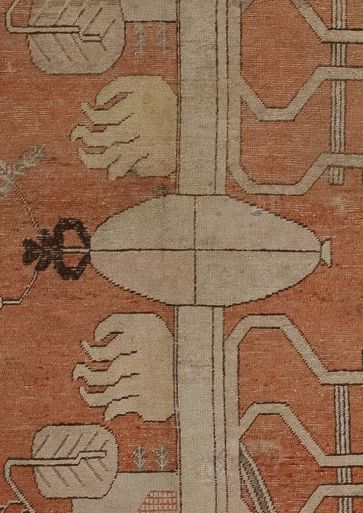 The carpet's close-up displays a central oval unifying the table and makes it symmetrical.