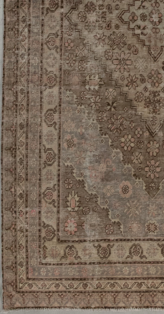 From the bottom left corner towards the contour, there are several borders with different sizes and patterns, this is very representative from the classic style. 